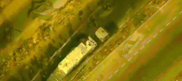 본문 이미지 - 미군 중부사령부(CENTCOM)은 1일(현지시간) 소셜미디어 엑스(X)를 통해 "가자지구 북부 칸유니스의 주민들에게 필요한 지원을 전달하기 위해 이동 중이던 구호 트럭이 하마스로 의심되는 요원들에게 약탈됐다"며 관련 영상을 공개했다. (CENTCOM 소셜미디어 엑스)