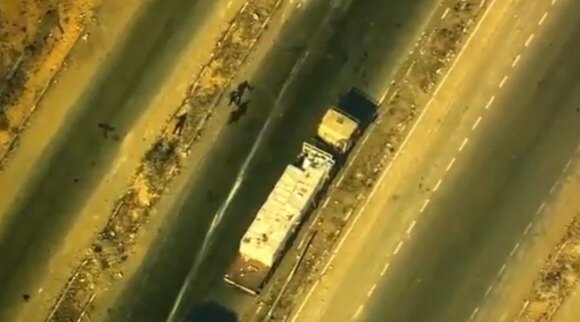 본문 이미지 -  미군 중부사령부(CENTCOM)은 1일(현지시간) 소셜미디어 엑스(X)를 통해 "가자지구 북부 칸유니스의 주민들에게 필요한 지원을 전달하기 위해 이동 중이던 구호 트럭이 하마스로 의심되는 요원들에게 약탈됐다"고 밝혔다. (CENTCOM 소셜미디어 엑스)