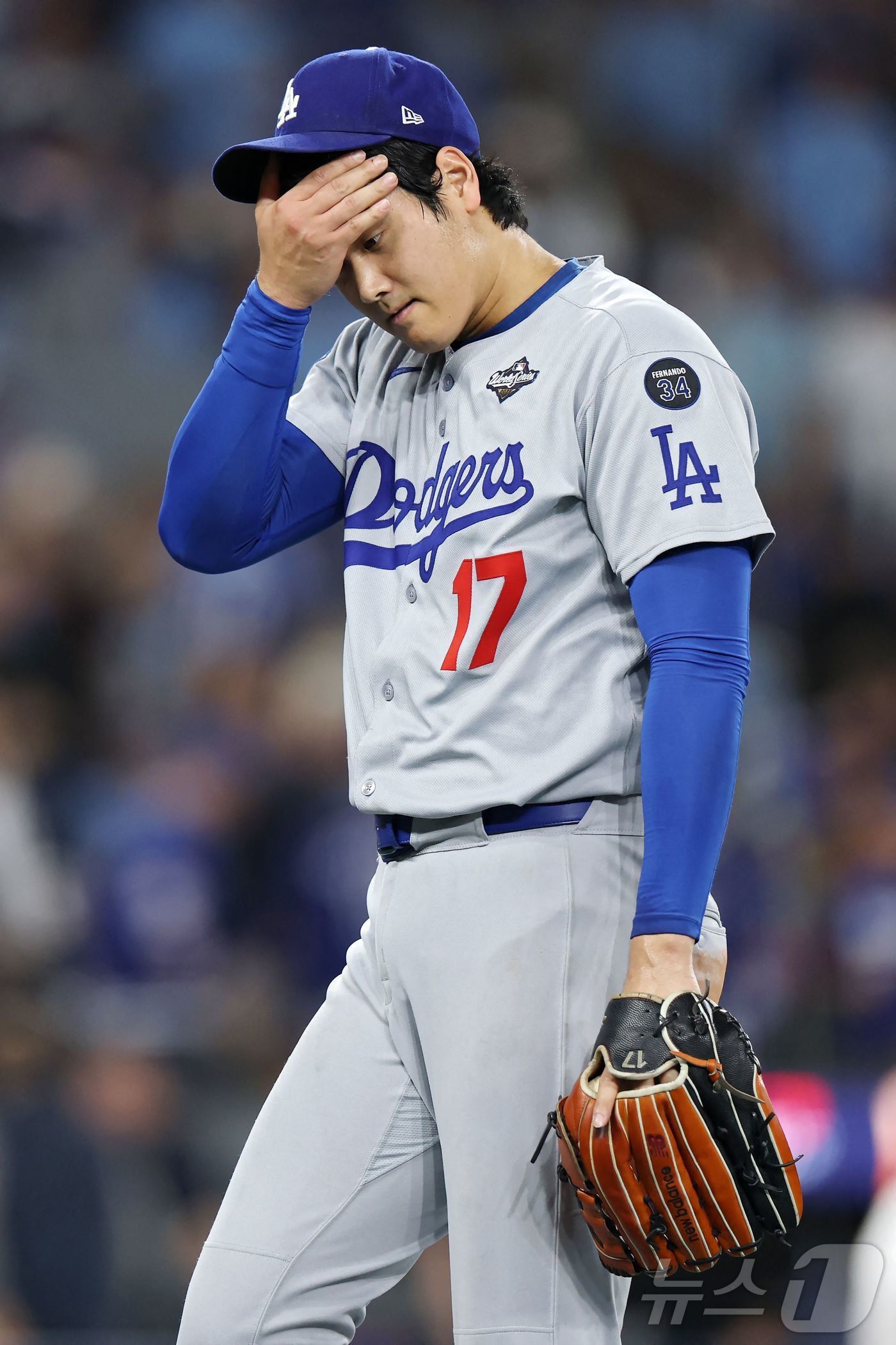 본문 이미지 - 월드시리즈 7차전에 선발 등판한 오타니. ⓒ AFP=뉴스1