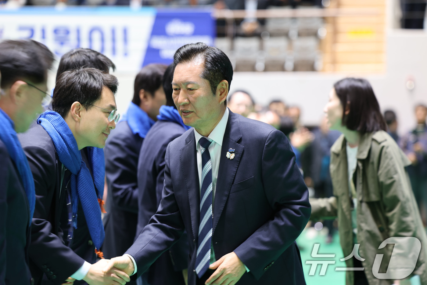 (나주=뉴스1) 박지현 기자 = 정청래 더불어민주당 대표가 2일 전남 나주종합스포츠파크에서 열린 전라남도당 제2차 임시당원대회에 참석자들과 인사를 나누고 있다.  2025.11.2 …