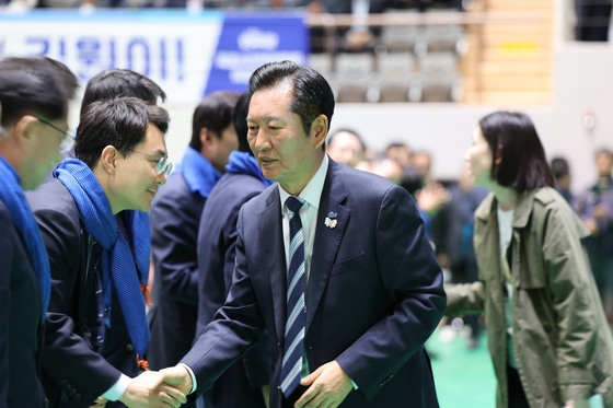 참석자들과 인사 나누는 정청래 대표