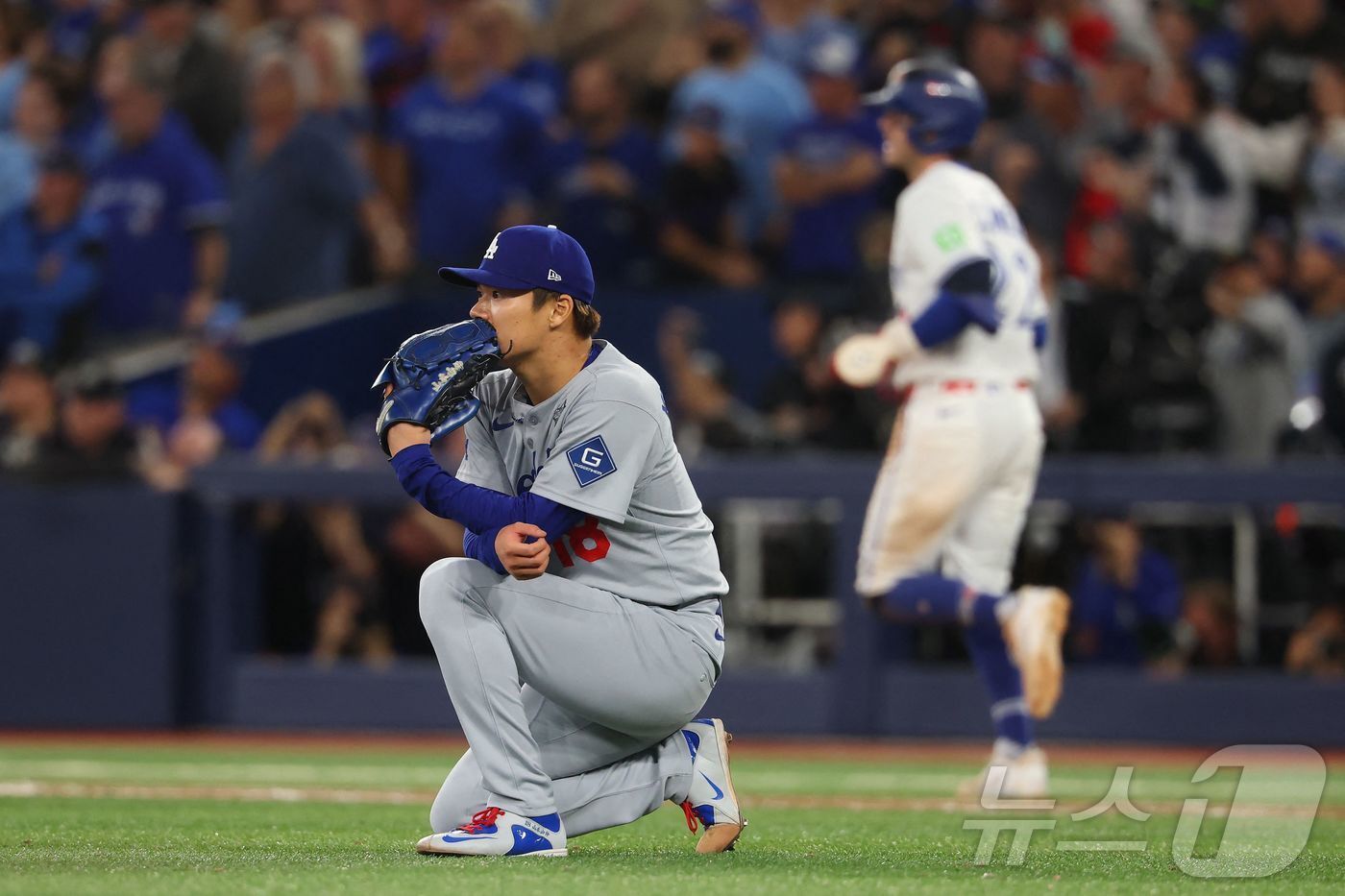 본문 이미지 - 월드시리즈 7차전에 구원등판한 다저스 야마모토.ⓒ AFP=뉴스1