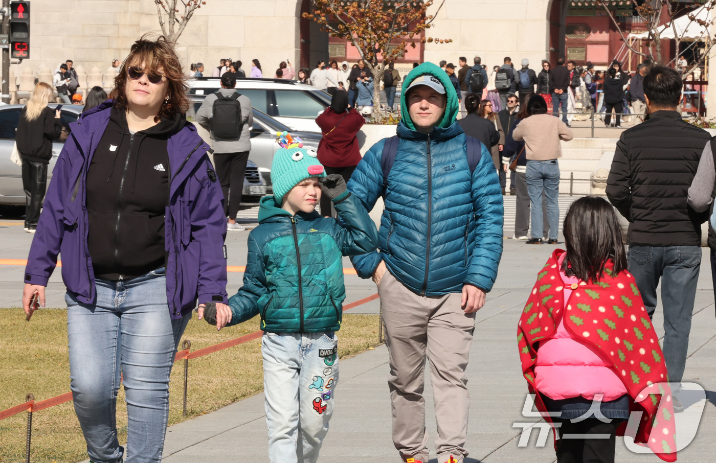 (서울=뉴스1) 장수영 기자 = 추위가 찾아온 2일 오후 서울 종로구 광화문 광장에서 두꺼운 외투를 입은 외국인 관광객들이 길을 걷고 있다.기상청은 이날 밤 9시부터 서울과 경기, …