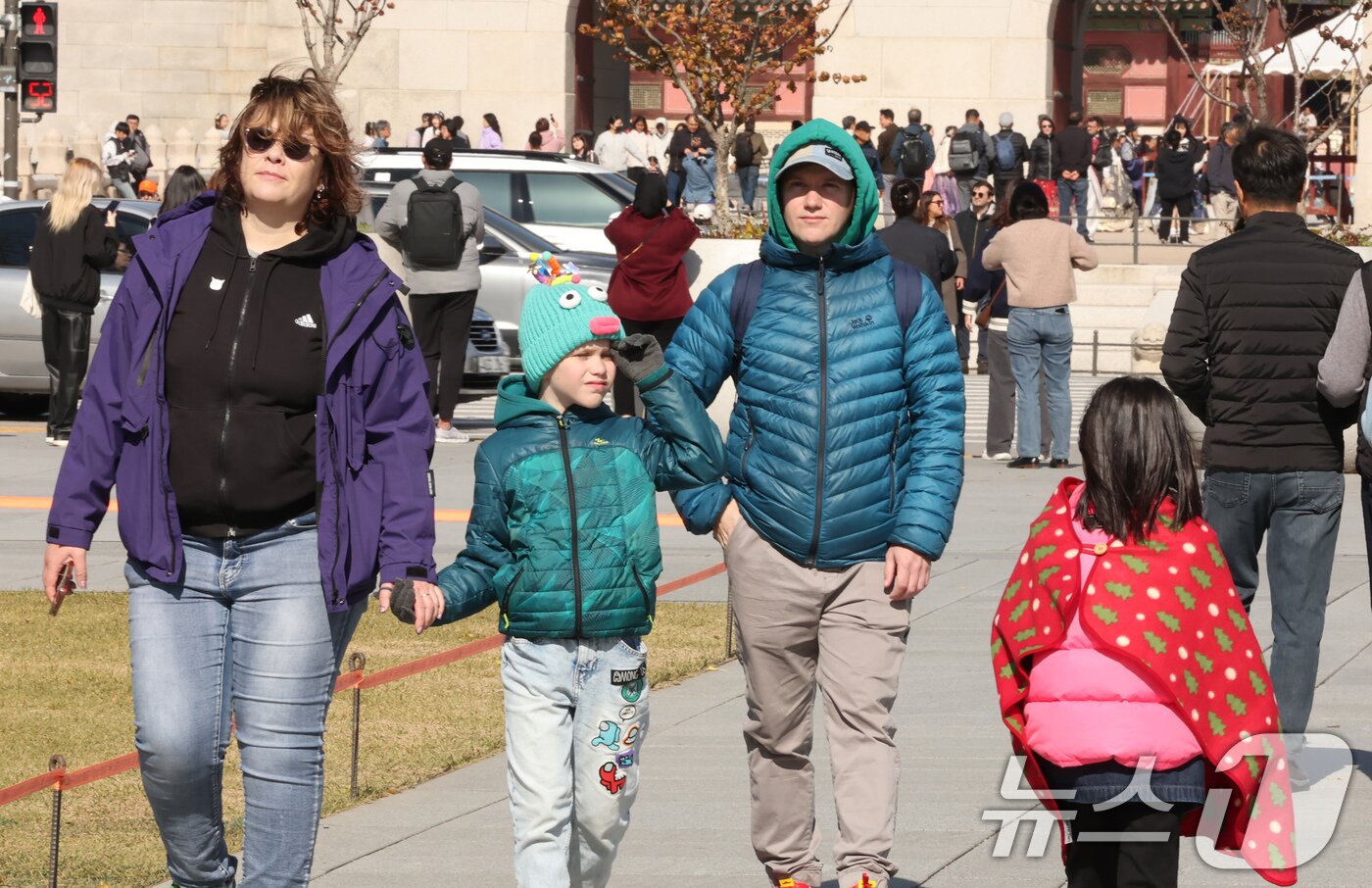 본문 이미지 - 추위가 찾아온 지난 2일 오후 서울 종로구 광화문 광장에서 두꺼운 외투를 입은 외국인 관광객들이 길을 걷고 있다.  2025.11.2/뉴스1 ⓒ News1 장수영 기자