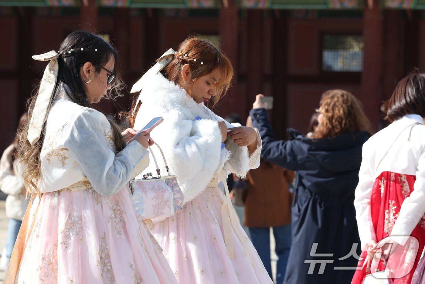 본문 이미지 - 추위가 찾아온 2일 오후 서울 종로구 경복궁을 찾은 외국인 관광객이 겉옷을 입고 있다. 기상청은 이날 밤 9시부터 서울과 경기, 인천, 충청, 전북, 경상 서부 등에 한파주의보를 발령한다고 밝혔다. 2025.11.2/뉴스1 ⓒ News1 장수영 기자