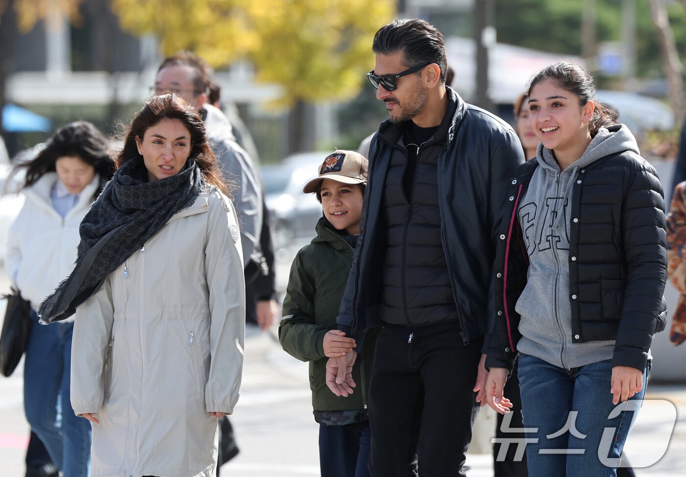 본문 이미지 - 추위가 찾아온 2일 오후 서울 종로구 광화문 광장에서 두꺼운 외투를 입은 외국인 관광객들이 길을 걷고 있다. 2025.11.2/뉴스1 ⓒ News1 장수영 기자