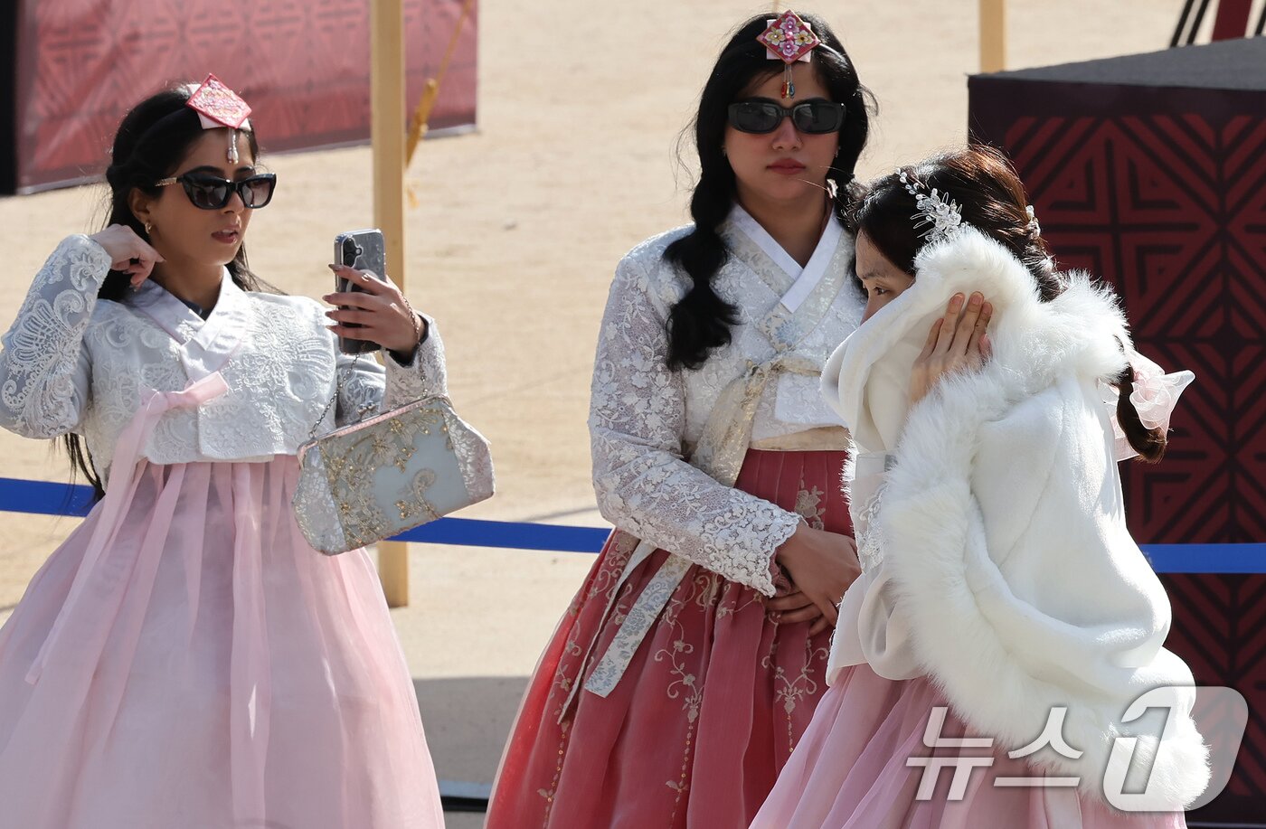 본문 이미지 - 추위가 찾아온 지난 2일 오후 서울 종로구 경복궁을 찾은 외국인 관광객이 겉옷으로 귓가를 가리고 있다.  2025.11.2/뉴스1 ⓒ News1 장수영 기자