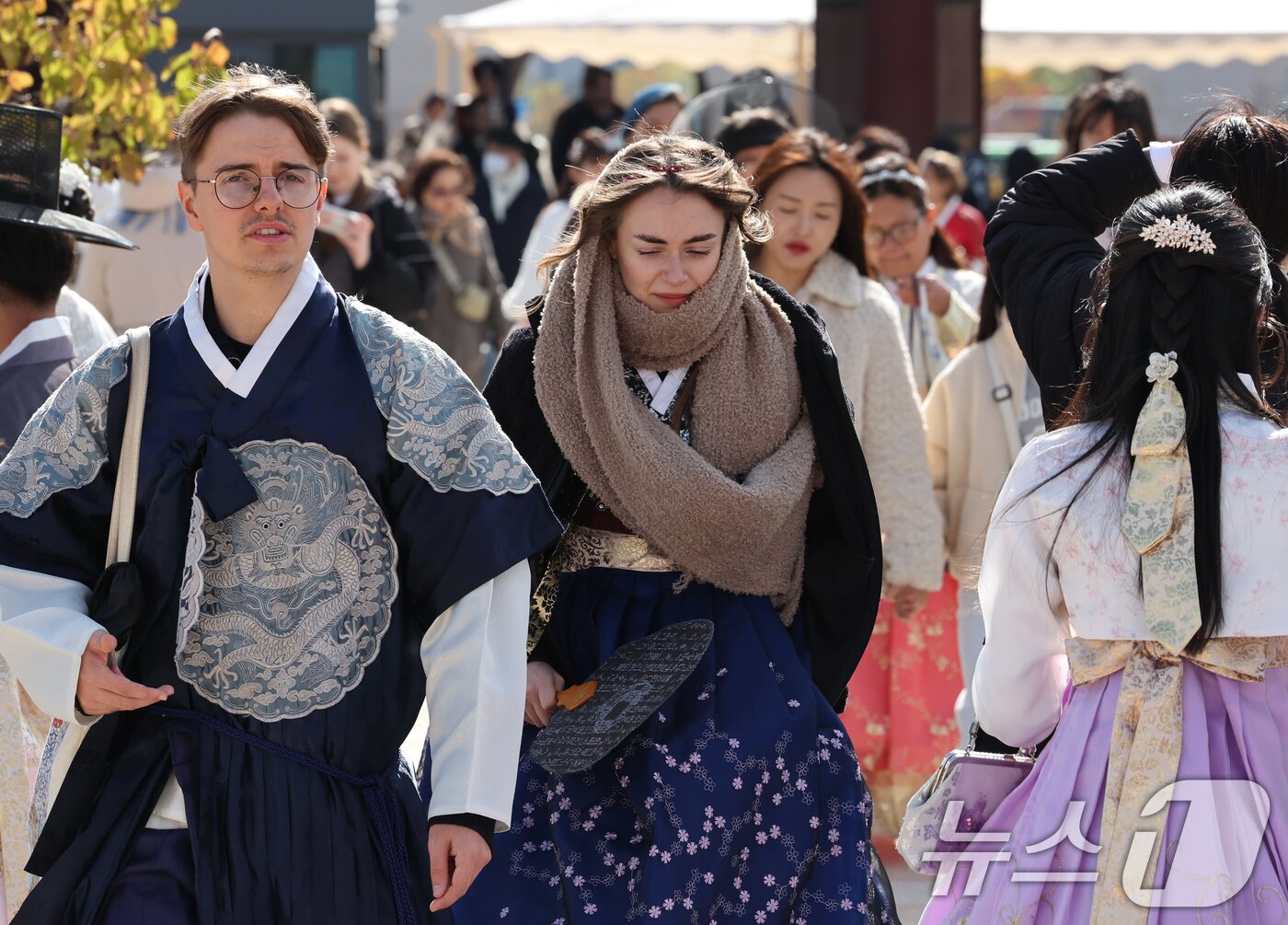 본문 이미지 - 추위가 찾아온 지난 2일 오후 서울 종로구 경복궁을 찾은 외국인 관광객이 두꺼운 목도리로 몸을 감싼 채 관광을 즐기고 있다.  2025.11.2/뉴스1 ⓒ News1 장수영 기자