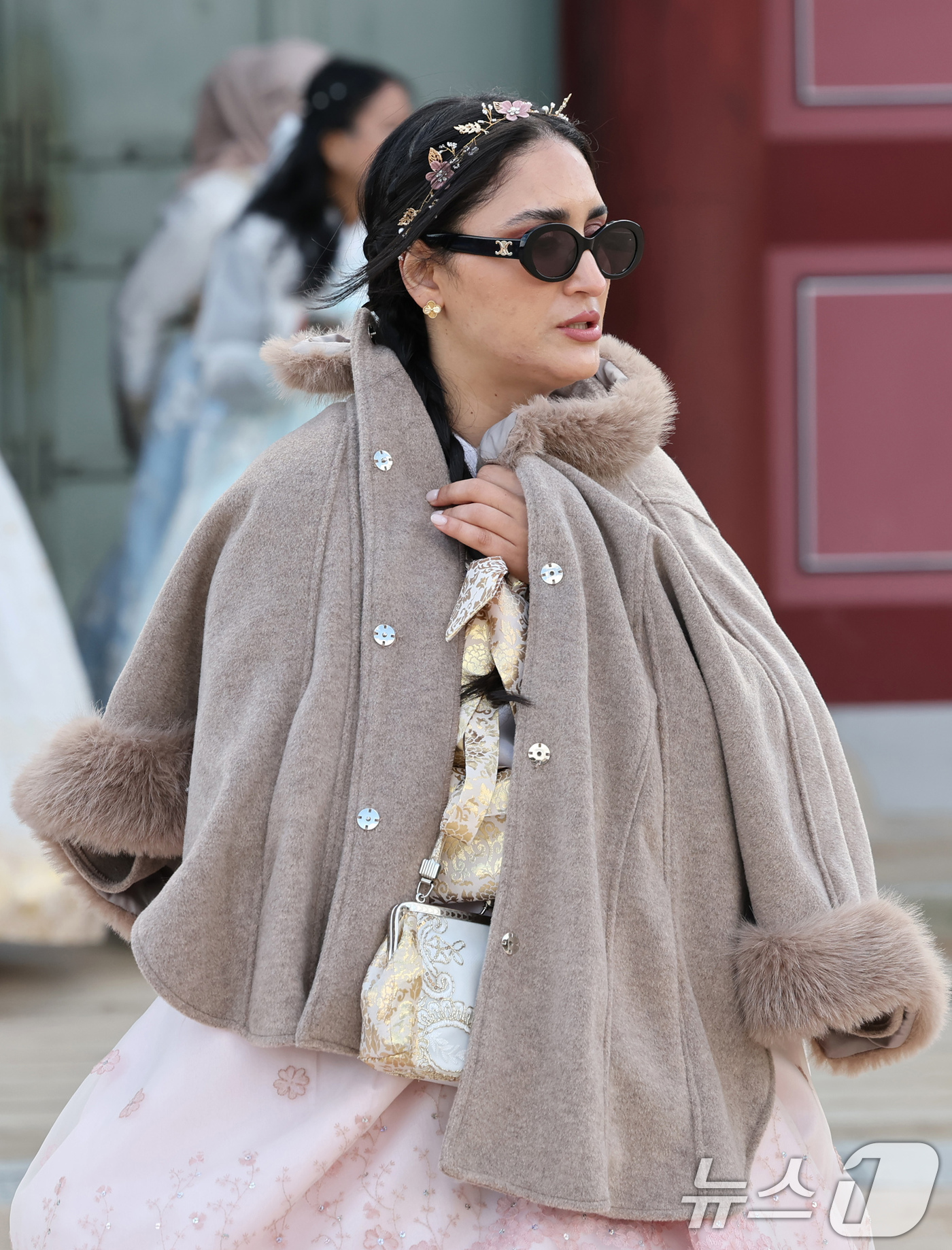 (서울=뉴스1) 장수영 기자 = 추위가 찾아온 2일 오후 서울 종로구 경복궁을 찾은 외국인 관광객이 겉옷을 입고 있다.기상청은 이날 밤 9시부터 서울과 경기, 인천, 충청, 전북, …