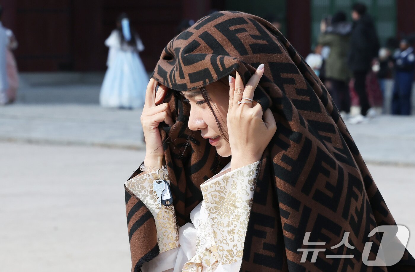 본문 이미지 - 추위가 찾아온 2일 오후 서울 종로구 경복궁을 찾은 외국인 관광객이 목도리로 머리를 감싸고 있다. 기상청은 이날 밤 9시부터 서울과 경기, 인천, 충청, 전북, 경상 서부 등에 한파주의보를 발령한다고 밝혔다. 2025.11.2/뉴스1 ⓒ News1 장수영 기자