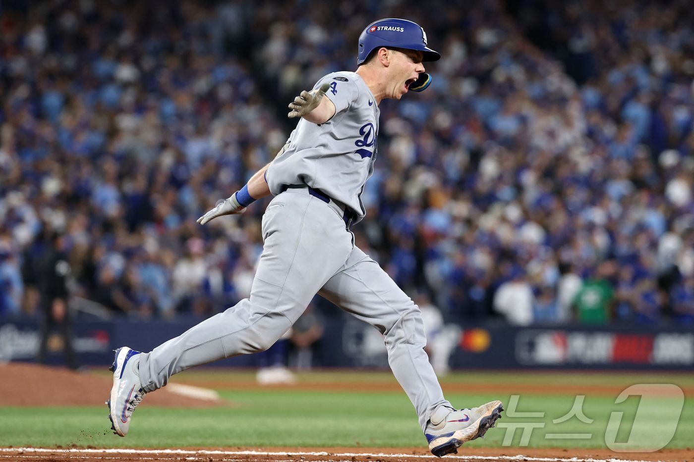 본문 이미지 - 연장 11회초 홈런을 친 다저스 윌 스미스. ⓒ AFP=뉴스1