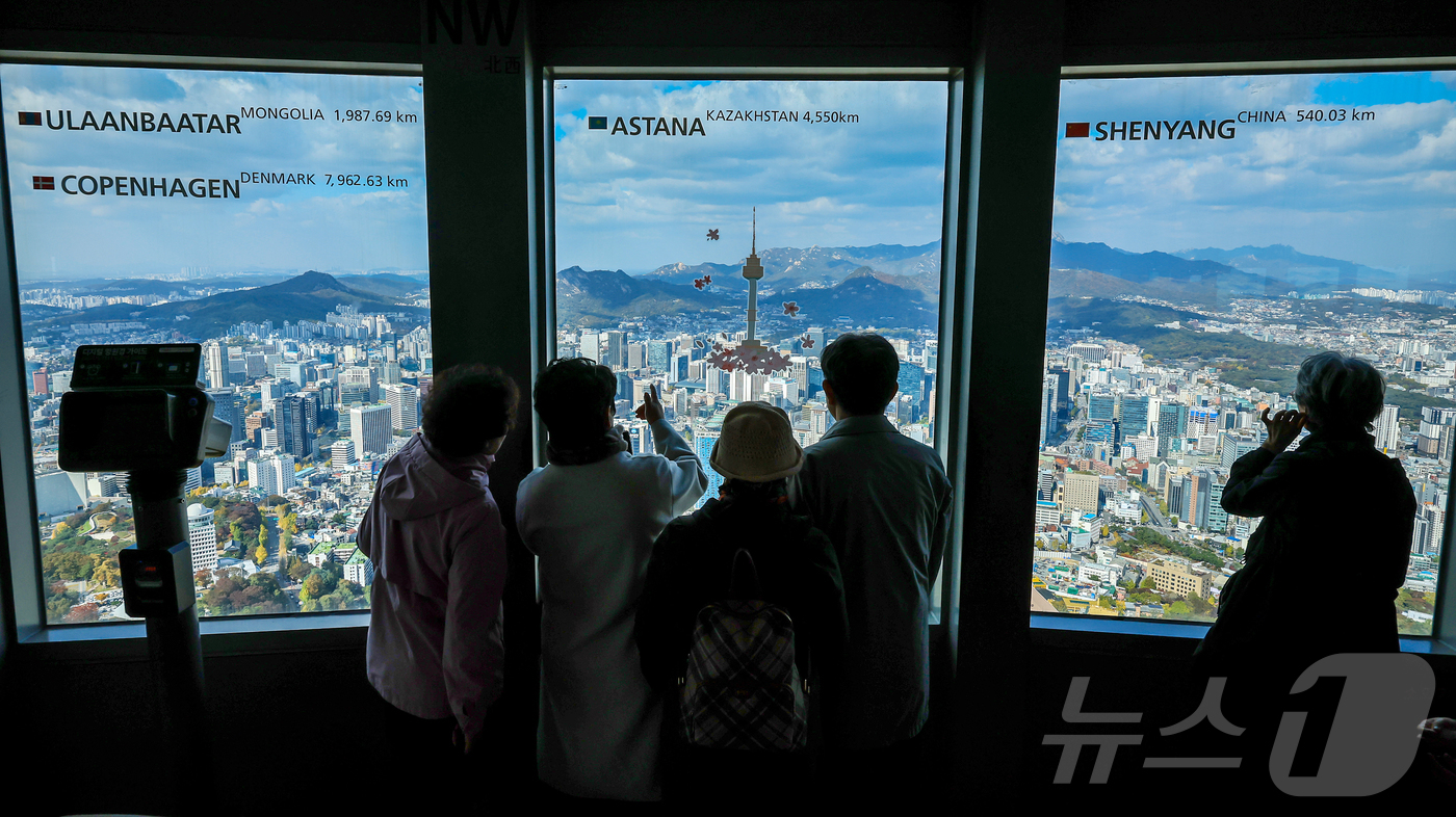 (서울=뉴스1) 김진환 기자 = 기온이 뚝 떨어진 2일 오후 서울 중구 N서울타워를 찾은 관광객들이 파란 가을 하늘을 보며 추억을 남기고 있다. 2025.11.2/뉴스1