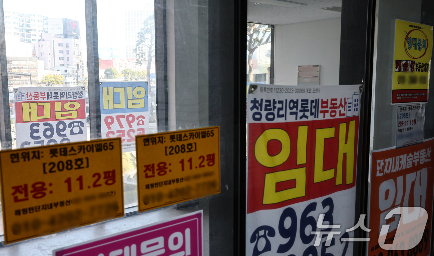 (서울=뉴스1) 김도우 기자 = 최근 전국 아파트 단지 내 상가가 소비 패턴 변화로 인해 공실률이 늘어나고 있다.2일 한국부동산원에 따르면, 올해 3분기(7~9월) 전국 집합상가( …