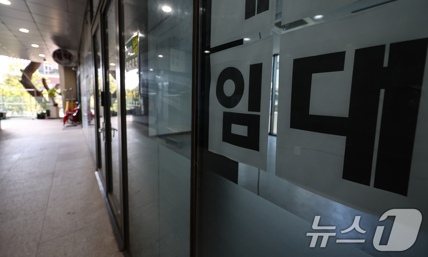 (서울=뉴스1) 김도우 기자 = 최근 전국 아파트 단지 내 상가가 소비 패턴 변화로 인해 공실률이 늘어나고 있다.2일 한국부동산원에 따르면, 올해 3분기(7~9월) 전국 집합상가( …