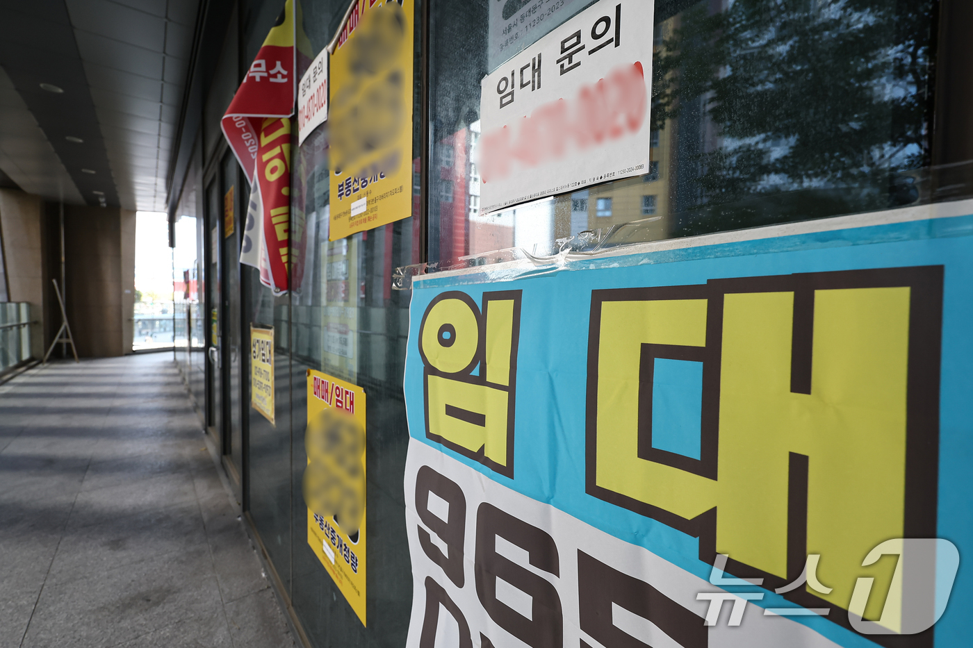 (서울=뉴스1) 김도우 기자 = 최근 전국 아파트 단지 내 상가가 소비 패턴 변화로 인해 공실률이 늘어나고 있다.2일 한국부동산원에 따르면, 올해 3분기(7~9월) 전국 집합상가( …