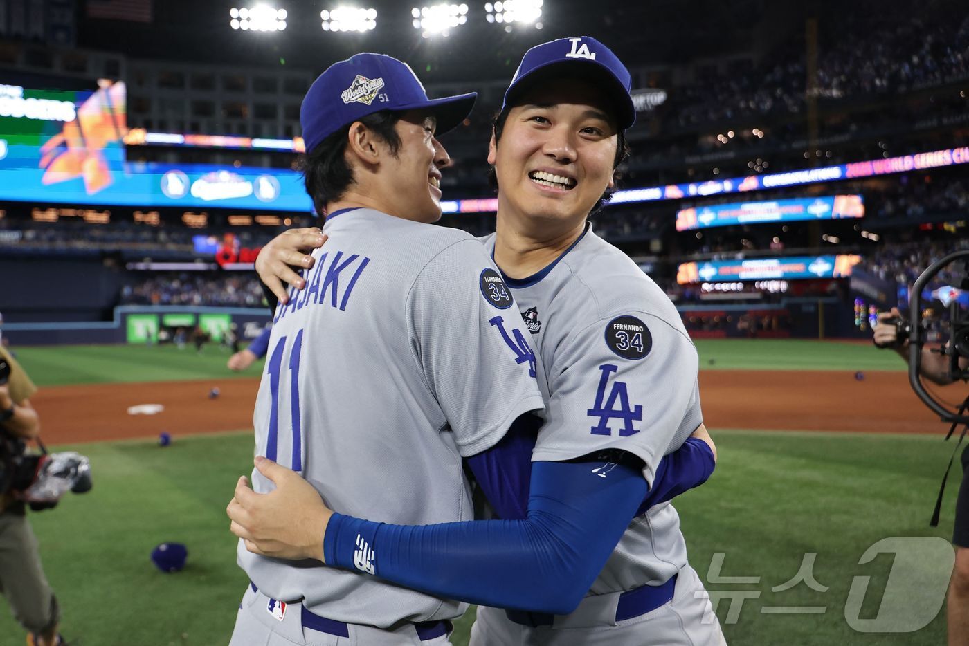 본문 이미지 - 다저스 우승 확정 후 사사키와 껴안고 있는 오타니.ⓒ AFP=뉴스1