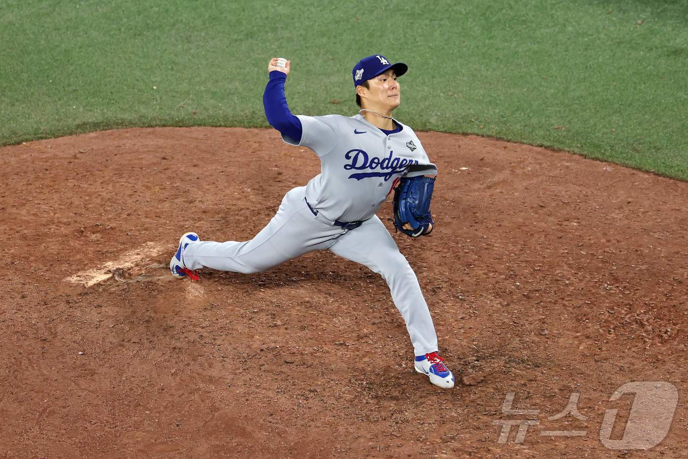 본문 이미지 - 월드시리즈 7차전에 구원 등판한 야마모토.ⓒ AFP=뉴스1