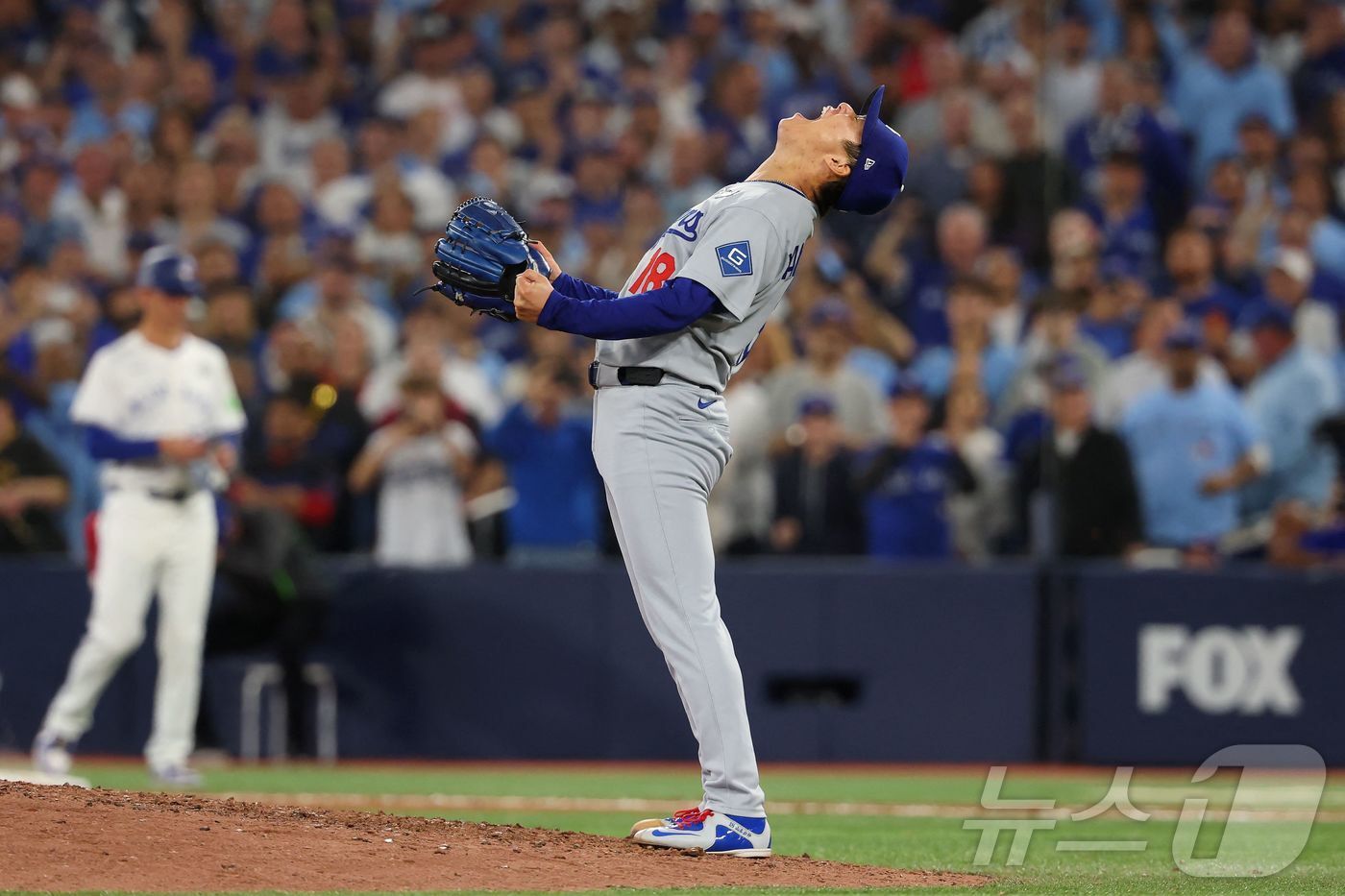 본문 이미지 - LA 다저스의 일본인 투수 야마모토 요시노부가 2일&#40;이하 한국시간&#41; 캐나다 온타리오주 토론토 로저스센터에서 열린 MLB 월드시리즈&#40;WS·7전 4선승제&#41; 토론토 블루제이스와의 경기에서 승리가 확정된 뒤 포효하고 있다. 다저스는 연장 11회초 터진 2번 윌 스미스의 결승 홈런으로 최종 시리즈 전적 4승3패를 기록하며 작년에 이어 월드시리즈 2연패에 성공했다. 한편, 야마모토 요시노부는 이번 시리즈에서 홀로 3승을 거두며 지난 2001년 애리조나 다이아몬드백스의 랜디 존슨 이후 24년 만에 월드시리즈 3승 투수로 이름을 올렸다. ⓒ AFP=뉴스1 ⓒ News1 김진환 기자