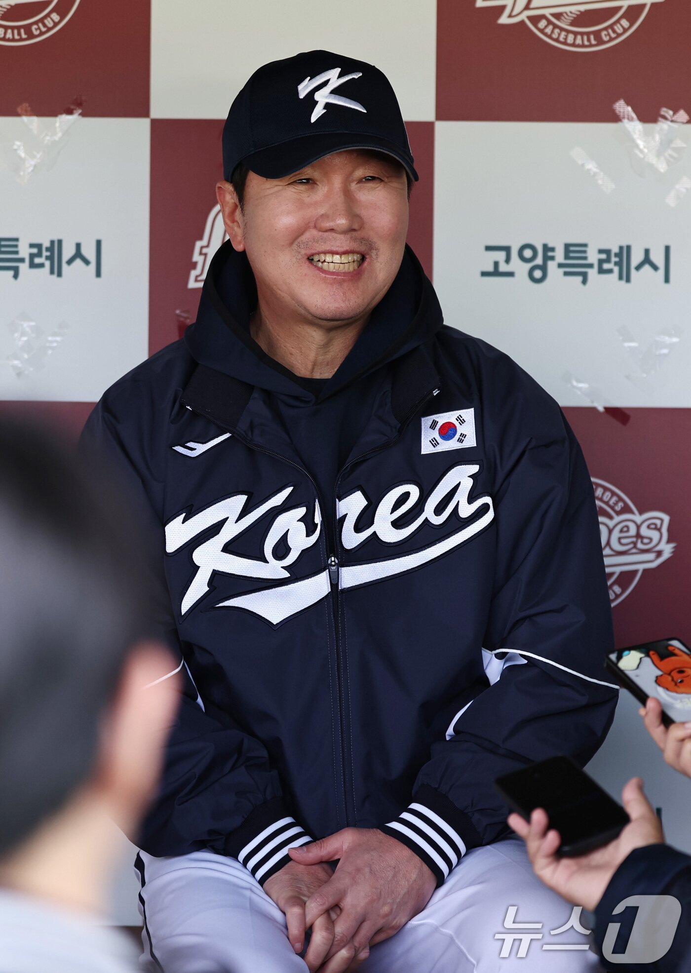 본문 이미지 - 류지현 야구 국가대표팀 감독이 2일 오후 경기 고양시 국가대표 야구훈련장에서 열린 첫 소집훈련에서 취재진과 인터뷰하고 있다. 대표팀은 오는 8,9일 체코에 이어 15,16일에 일본과의 평가전 경기를 치를 예정이다. 2025.11.2/뉴스1 ⓒ News1 구윤성 기자