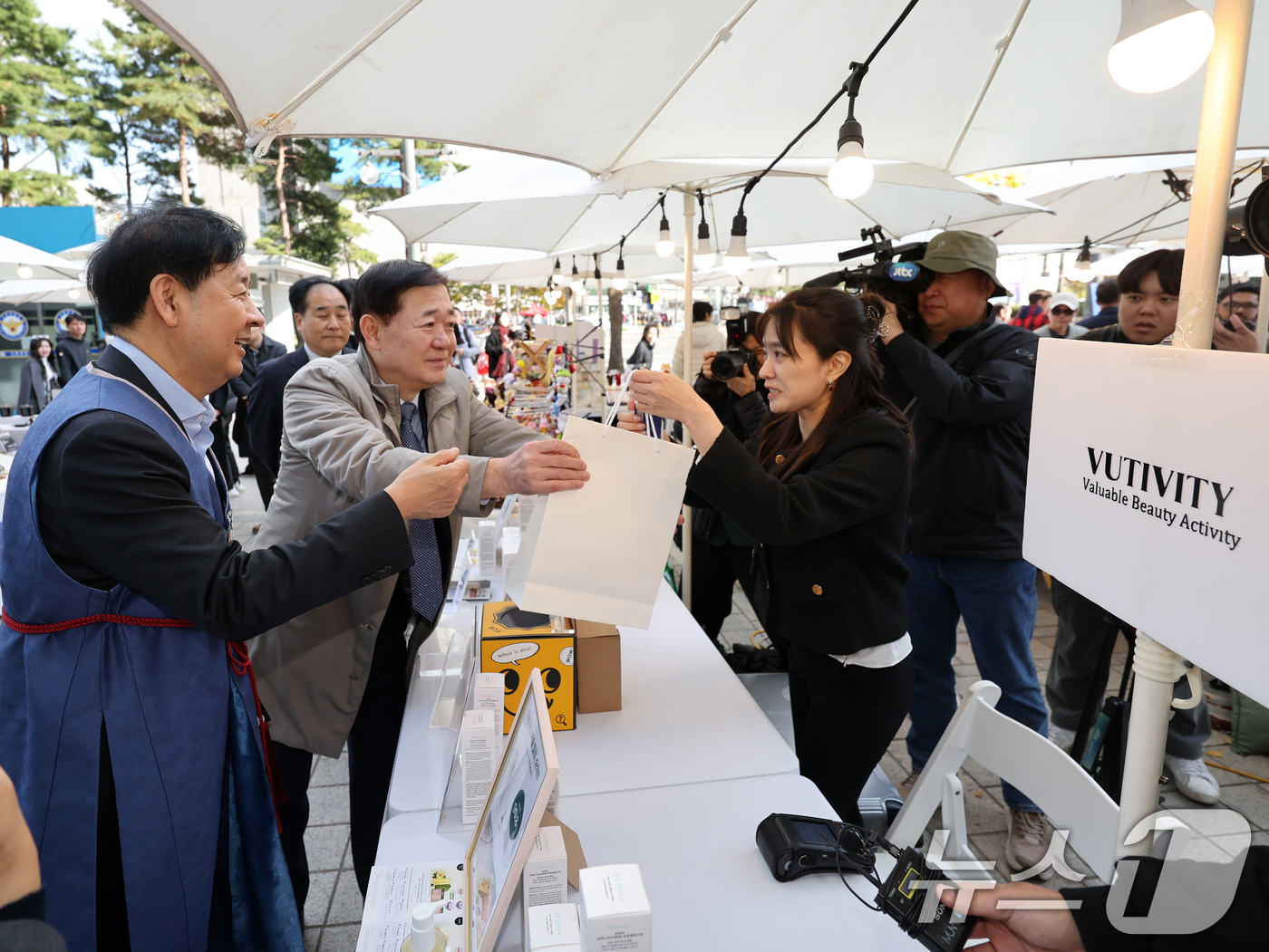 (서울=뉴스1) 황기선 기자 = 구윤철 경제부총리 겸 기획재정부 장관이 2일 오후 서울 중구 두타몰 광장에서 코리아 그랜드 페스티벌과 연계해 열린 서울 소상공인 우수제품 판매전 ' …