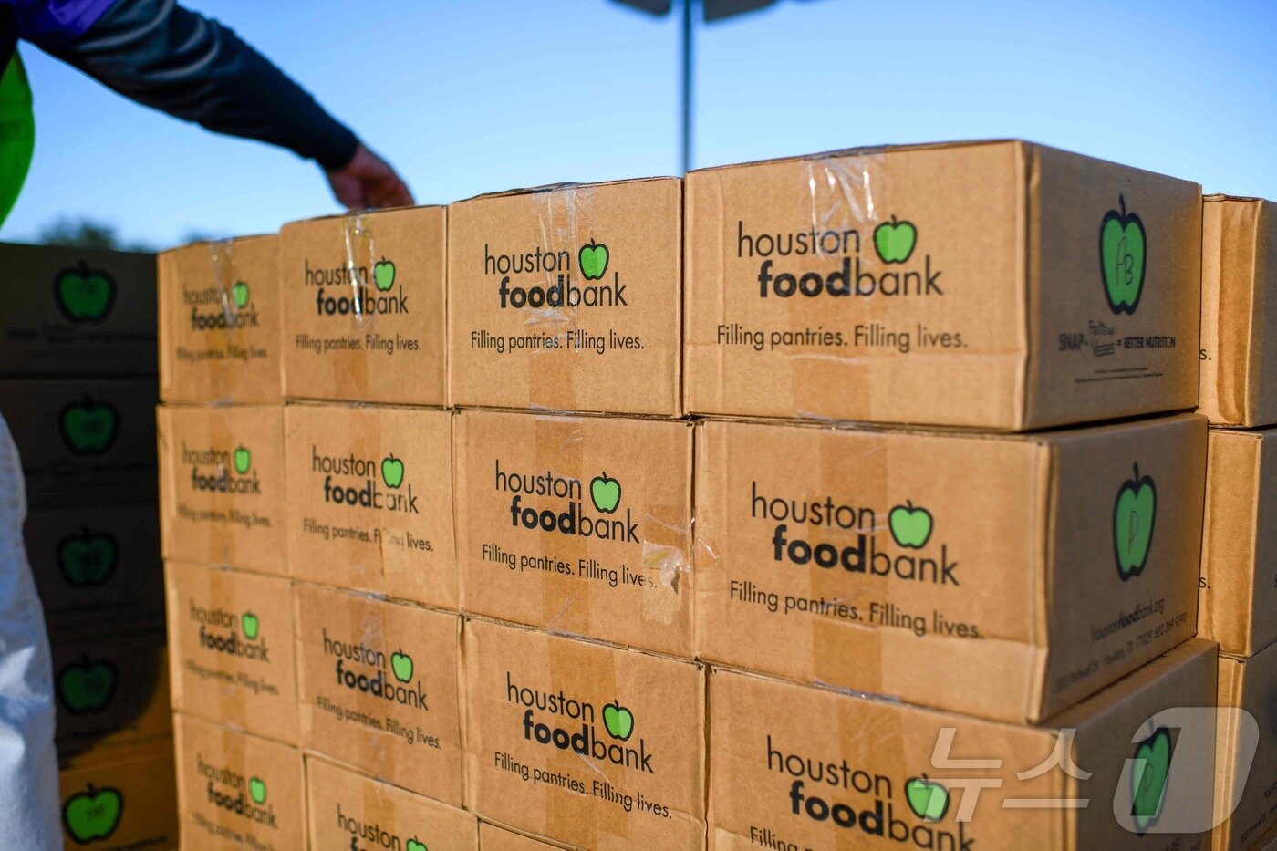 본문 이미지 - 미국 연방 정부 셧다운으로 영양보충지원프로그램&#40;SNAP&#41; 지원이 중단됐다. 사진은 미국 텍사스주 휴스턴에서 푸드뱅크가 준비한 무료 식품 상자. 2025.11.1 ⓒ AFP=뉴스1