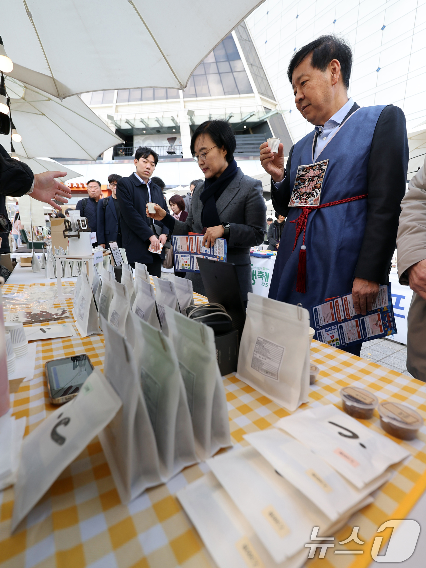 (서울=뉴스1) 황기선 기자 = 구윤철 경제부총리 겸 기획재정부 장관과 한성숙 중소벤처기업부 장관이 2일 오후 서울 중구 두타몰 광장에서 코리아 그랜드 페스티벌과 연계해 열린 서울 …
