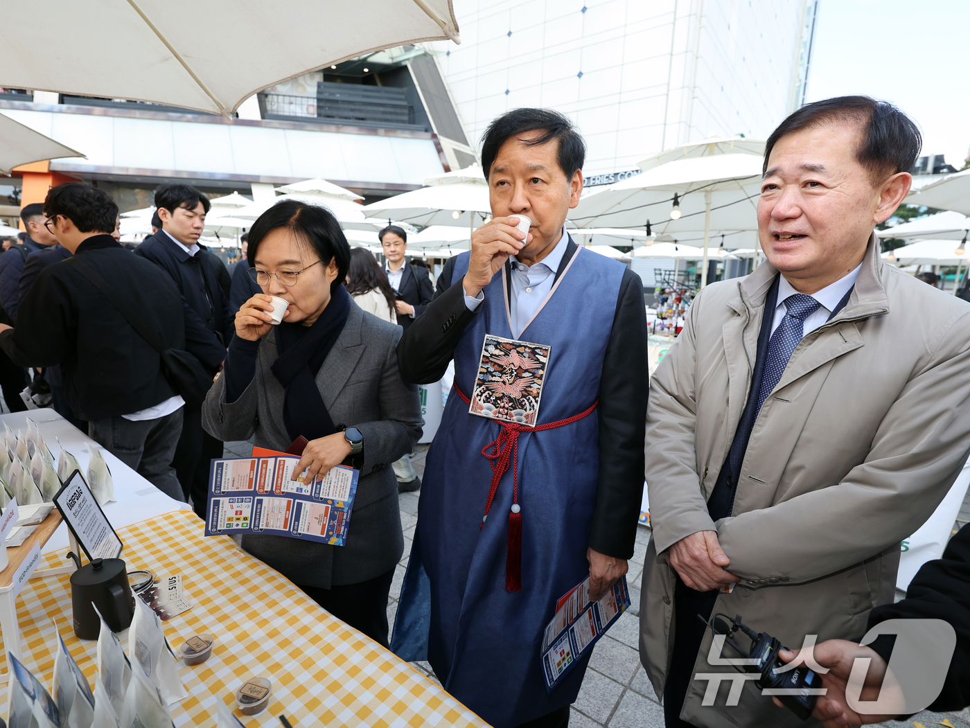 (서울=뉴스1) 황기선 기자 = 구윤철 경제부총리 겸 기획재정부 장관과 한성숙 중소벤처기업부 장관이 2일 오후 서울 중구 두타몰 광장에서 코리아 그랜드 페스티벌과 연계해 열린 서울 …