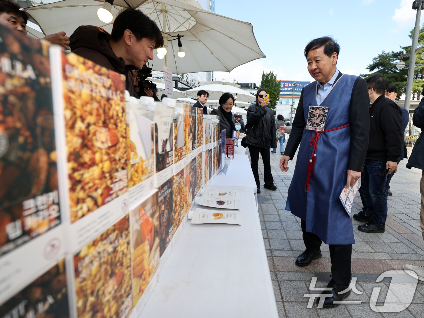 (서울=뉴스1) 황기선 기자 = 구윤철 경제부총리 겸 기획재정부 장관이 2일 오후 서울 중구 두타몰 광장에서 코리아 그랜드 페스티벌과 연계해 열린 서울 소상공인 우수제품 판매전 ' …