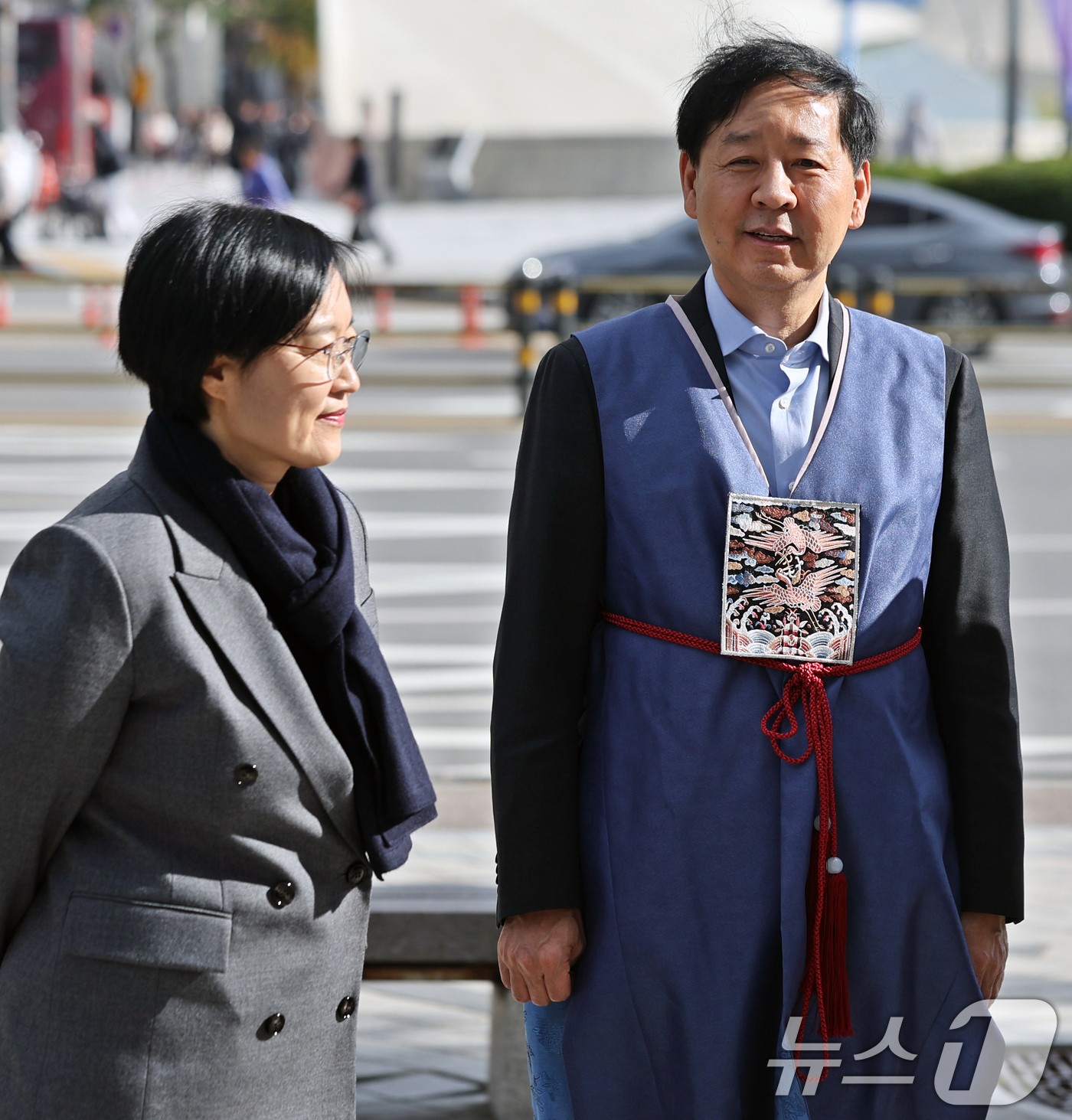 (서울=뉴스1) 황기선 기자 = 구윤철 경제부총리 겸 기획재정부 장관과 한성숙 중소벤처기업부 장관이 2일 오후 서울 중구 두타몰 광장에서 코리아 그랜드 페스티벌과 연계해 열린 서울 …