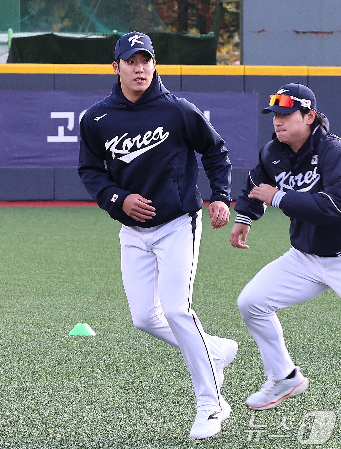 본문 이미지 - 류지현 감독이 이끄는 야구 국가대표팀 원태인이 2일 오후 경기 고양시 국가대표 야구훈련장에서 열린 첫 소집훈련에서 몸을 풀고 있다. 대표팀은 오는 8,9일 체코에 이어 15,16일에 일본과의 평가전 경기를 치를 예정이다. 2025.11.2/뉴스1 ⓒ News1 구윤성 기자