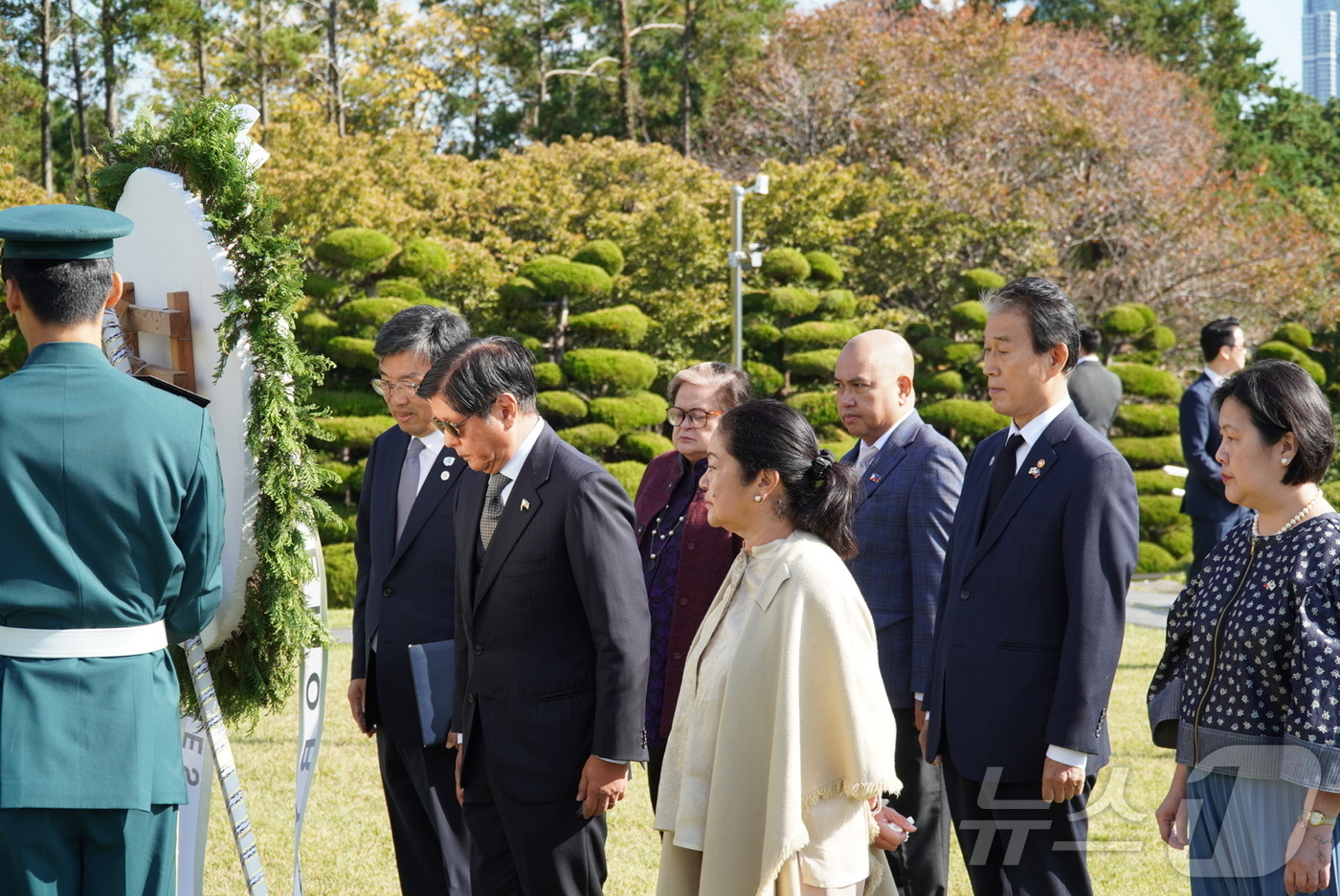 (서울=뉴스1) = 권오을 국가보훈부 장관이 2일 오전 부산 유엔기념공원에서 APEC 정상회의 계기 한국을 방문한 페르디난드 마르코스 주니어 필리핀 대통령과 헌화 및 분향하고 있다 …