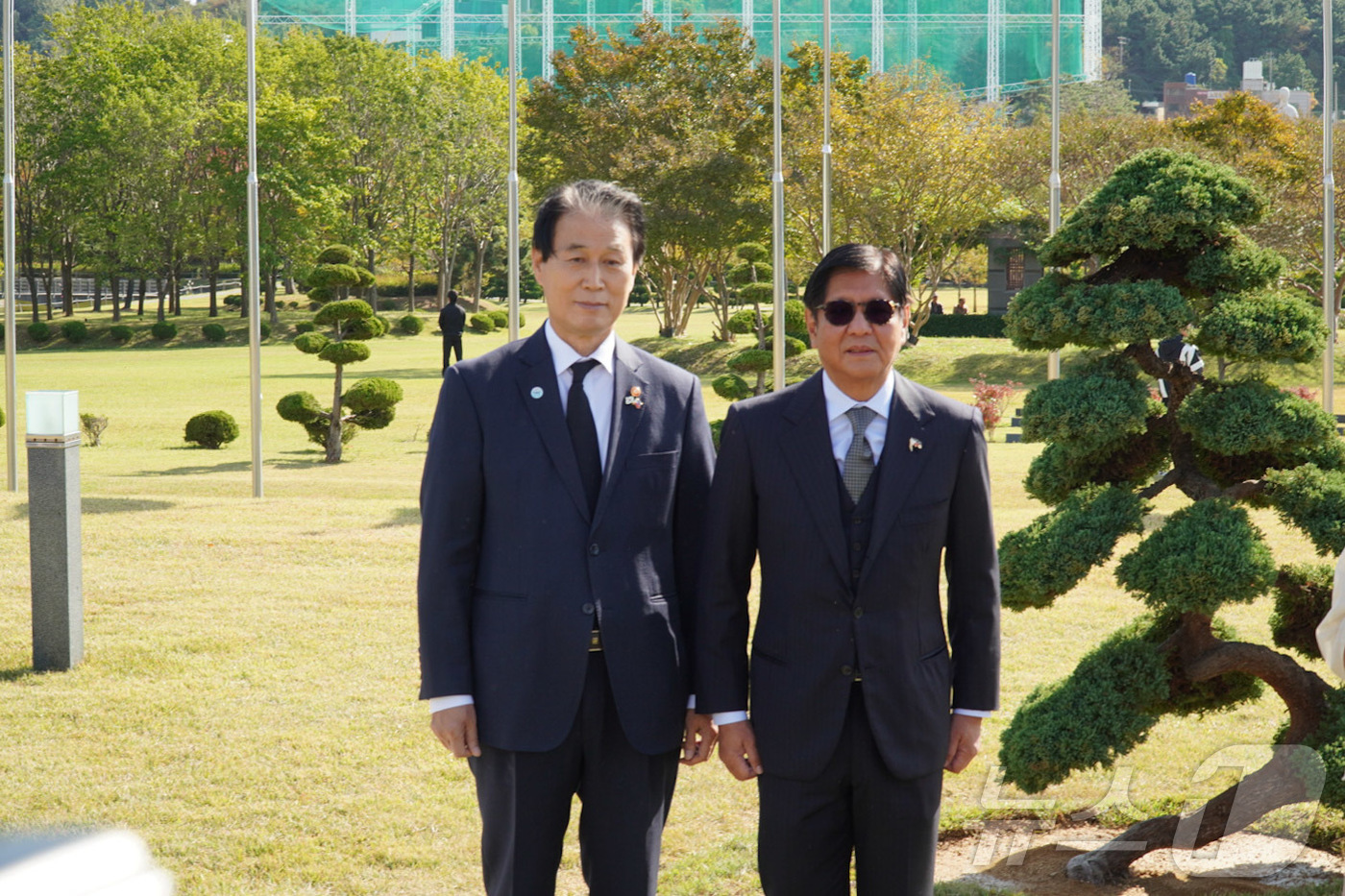 (서울=뉴스1) = 권오을 국가보훈부 장관이 2일 오전 부산 유엔기념공원에서 APEC 정상회의 계기 한국을 방문한 페르디난드 마르코스 주니어 필리핀 대통령과 함께 기념촬영을 하고 …