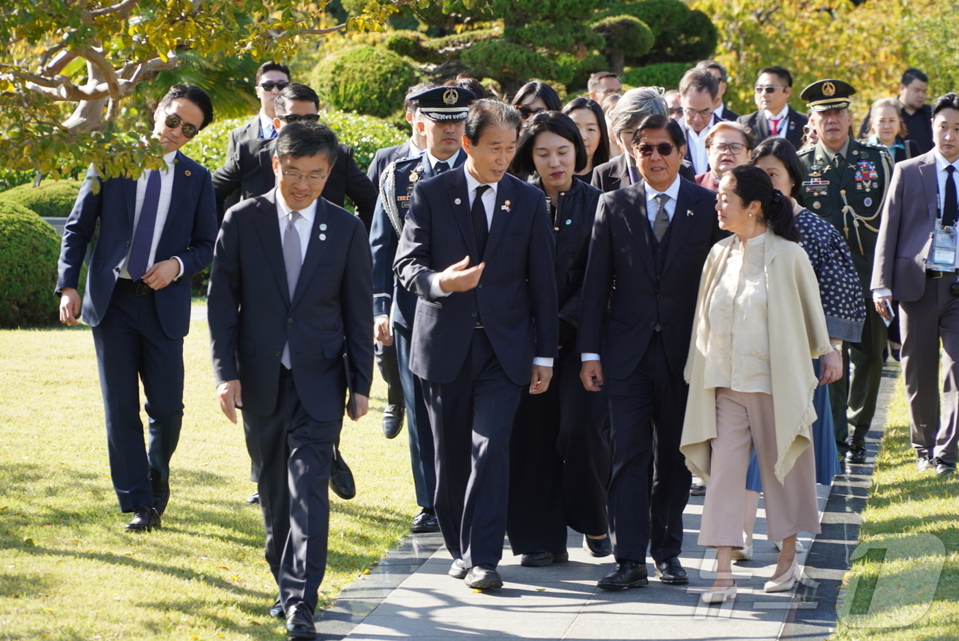 (서울=뉴스1) = 권오을 국가보훈부 장관이 2일 오전 부산 유엔기념공원에서 APEC 정상회의 계기 한국을 방문한 페르디난드 마르코스 주니어 필리핀 대통령과 함께 둘러보고 있다. …