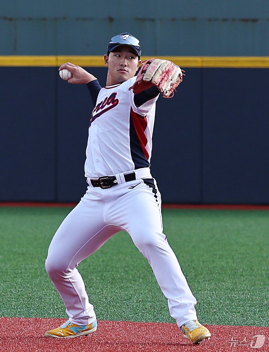 본문 이미지 - 야구 국가대표팀 안현민이 2일 오후 경기 고양시 국가대표 야구훈련장에서 열린 첫 소집훈련에서 몸을 풀고 있다. 류지현 감독이 이끄는 대표팀은 오는 8,9일 체코에 이어 15,16일에 일본과의 평가전 경기를 치를 예정이다. 2025.11.2/뉴스1 ⓒ News1 구윤성 기자