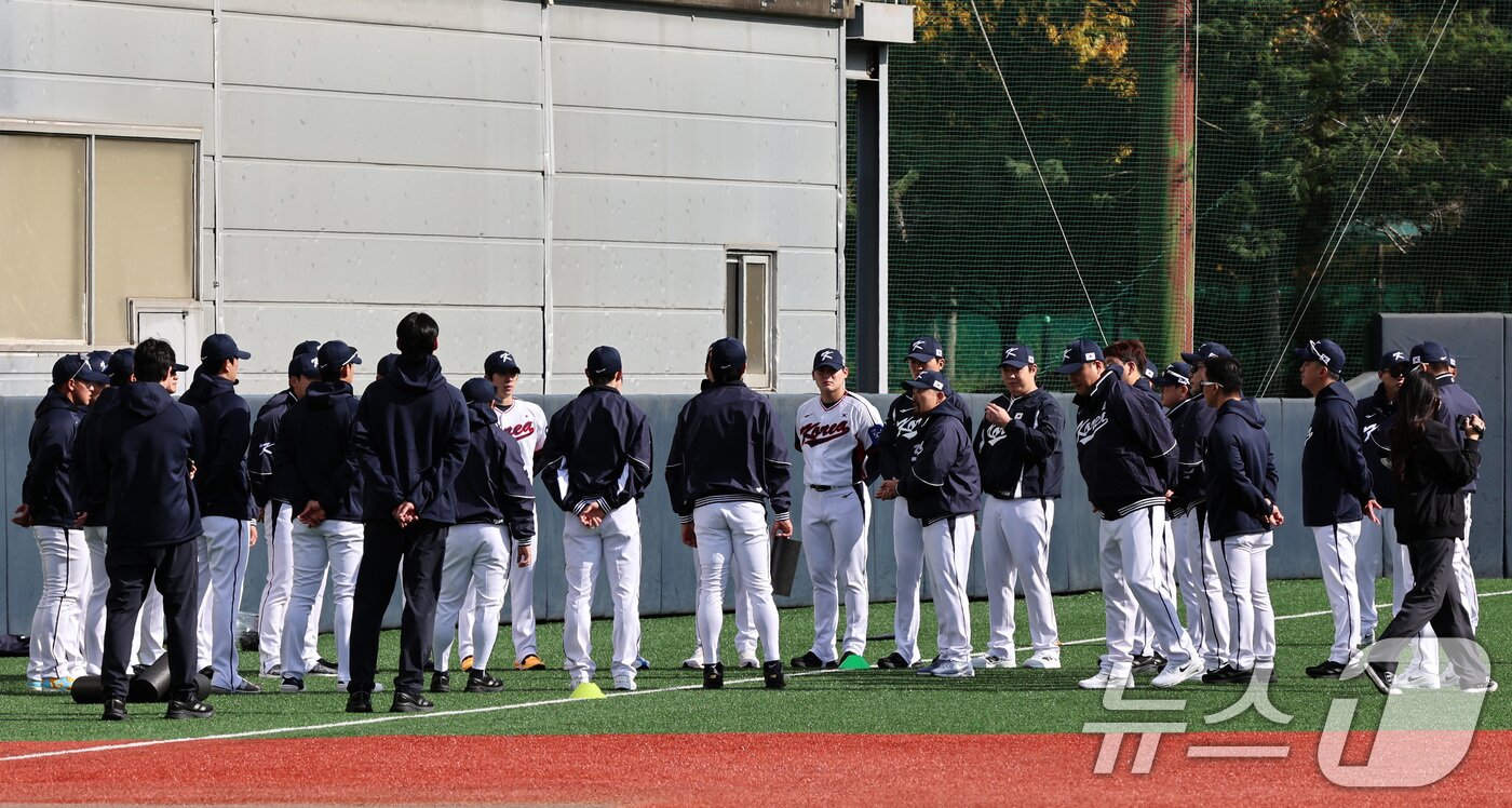 본문 이미지 - 류지현 감독이 이끄는 야구 국가대표팀 선수들이 2일 오후 경기 고양시 국가대표 야구훈련장에서 첫 소집훈련을 하고 있다. 대표팀은 오는 8,9일 체코에 이어 15,16일에 일본과의 평가전 경기를 치를 예정이다. 2025.11.2/뉴스1 ⓒ News1 구윤성 기자