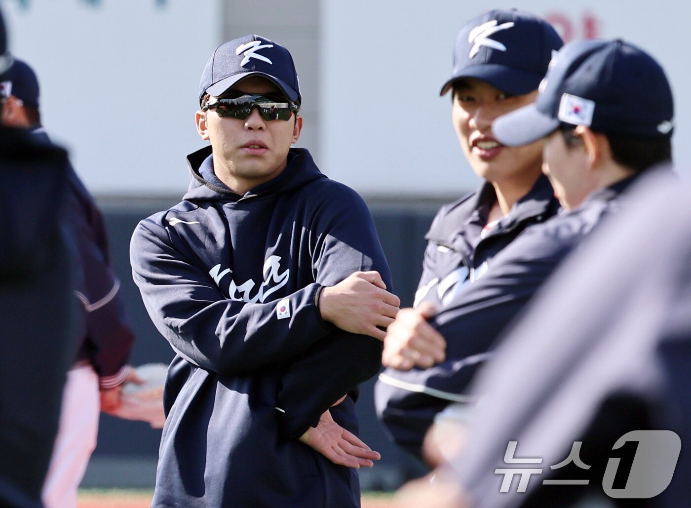 본문 이미지 - 야구 국가대표팀 김영웅(왼쪽)이 2일 오후 경기 고양시 국가대표 야구훈련장에서 열린 첫 소집훈련에서 동료들과 대화하고 있다. 류지현 감독이 이끄는 대표팀은 오는 8,9일 체코에 이어 15,16일에 일본과의 평가전 경기를 치를 예정이다. 2025.11.2/뉴스1 ⓒ News1 구윤성 기자