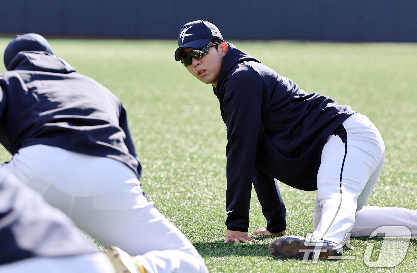 본문 이미지 - 야구 국가대표팀 김영웅이 2일 오후 경기 고양시 국가대표 야구훈련장에서 열린 첫 소집훈련에서 몸을 풀고 있다. 류지현 감독이 이끄는 대표팀은 오는 8,9일 체코에 이어 15,16일에 일본과의 평가전 경기를 치를 예정이다. 2025.11.2/뉴스1 ⓒ News1 구윤성 기자