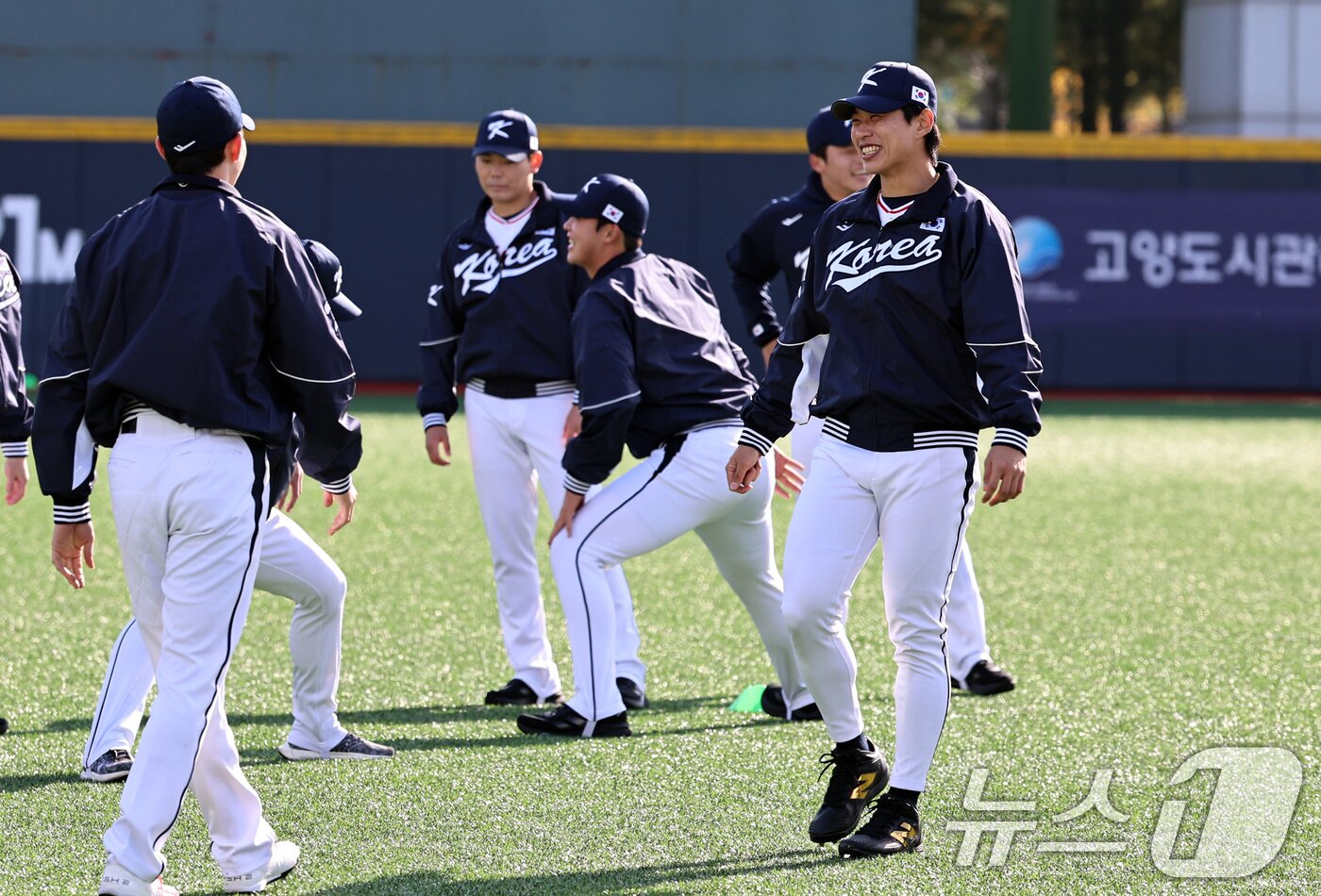 본문 이미지 - 송성문 등 야구 국가대표팀 선수들이 2일 오후 경기 고양시 국가대표 야구훈련장에서 열린 첫 소집훈련에서 몸을 풀고 있다. 류지현 감독이 이끄는 대표팀은 오는 8,9일 체코에 이어 15,16일에 일본과의 평가전 경기를 치를 예정이다. 2025.11.2/뉴스1 ⓒ News1 구윤성 기자