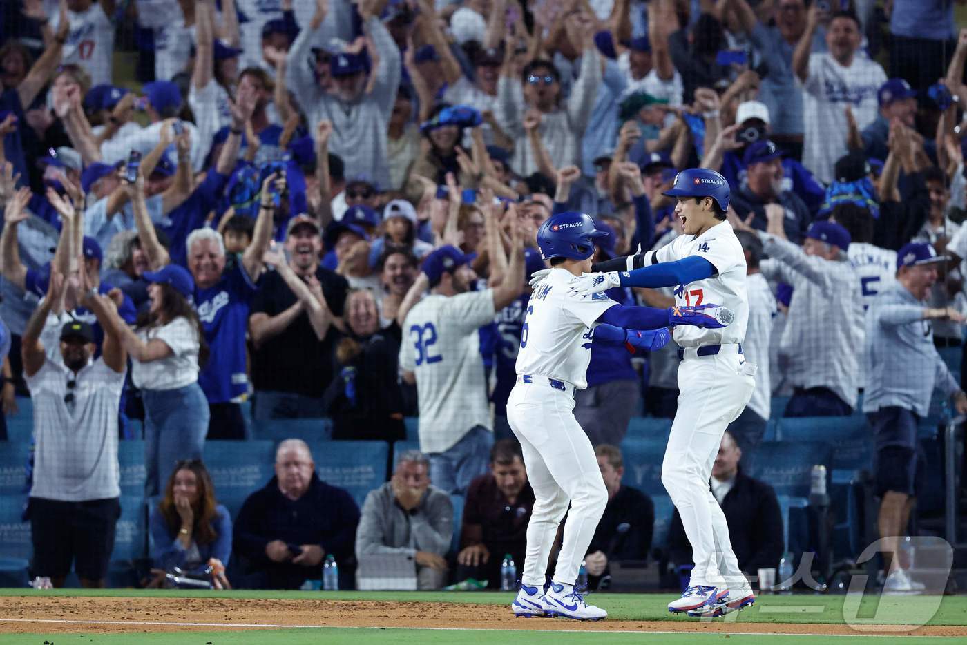 본문 이미지 - 월드시리즈 우승을 확정한 직후 김혜성&#40;왼쪽&#41;이 오타니 쇼헤이와 함께 기뻐하는 모습. ⓒ AFP=뉴스1