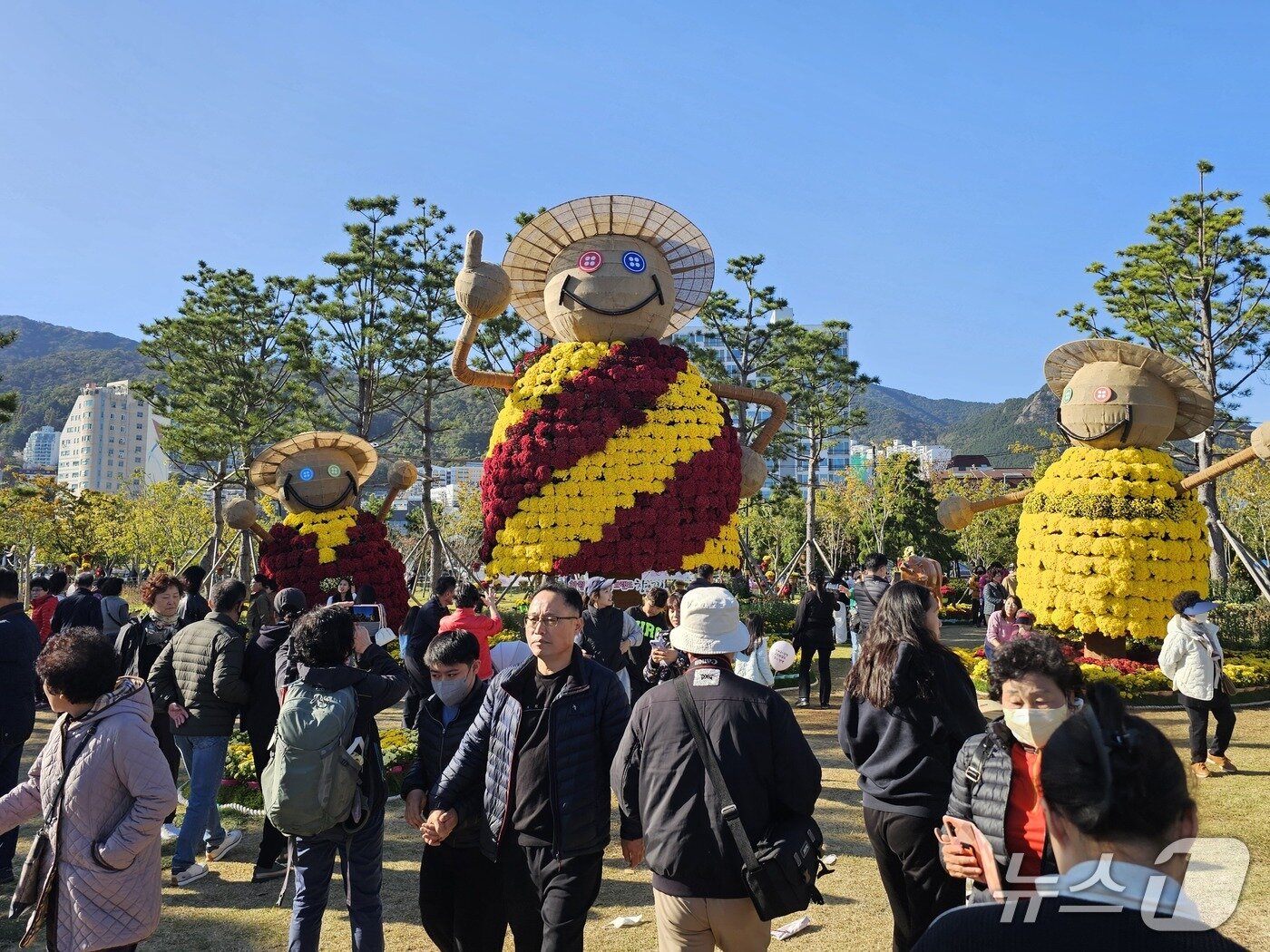 본문 이미지 - 2일 마산 가고파 국화축제가 한창인 3·15 해양누리공원에 국화 조형물이 전시돼 있다. 2025.11.2 ⓒ 뉴스1 박민석 기자