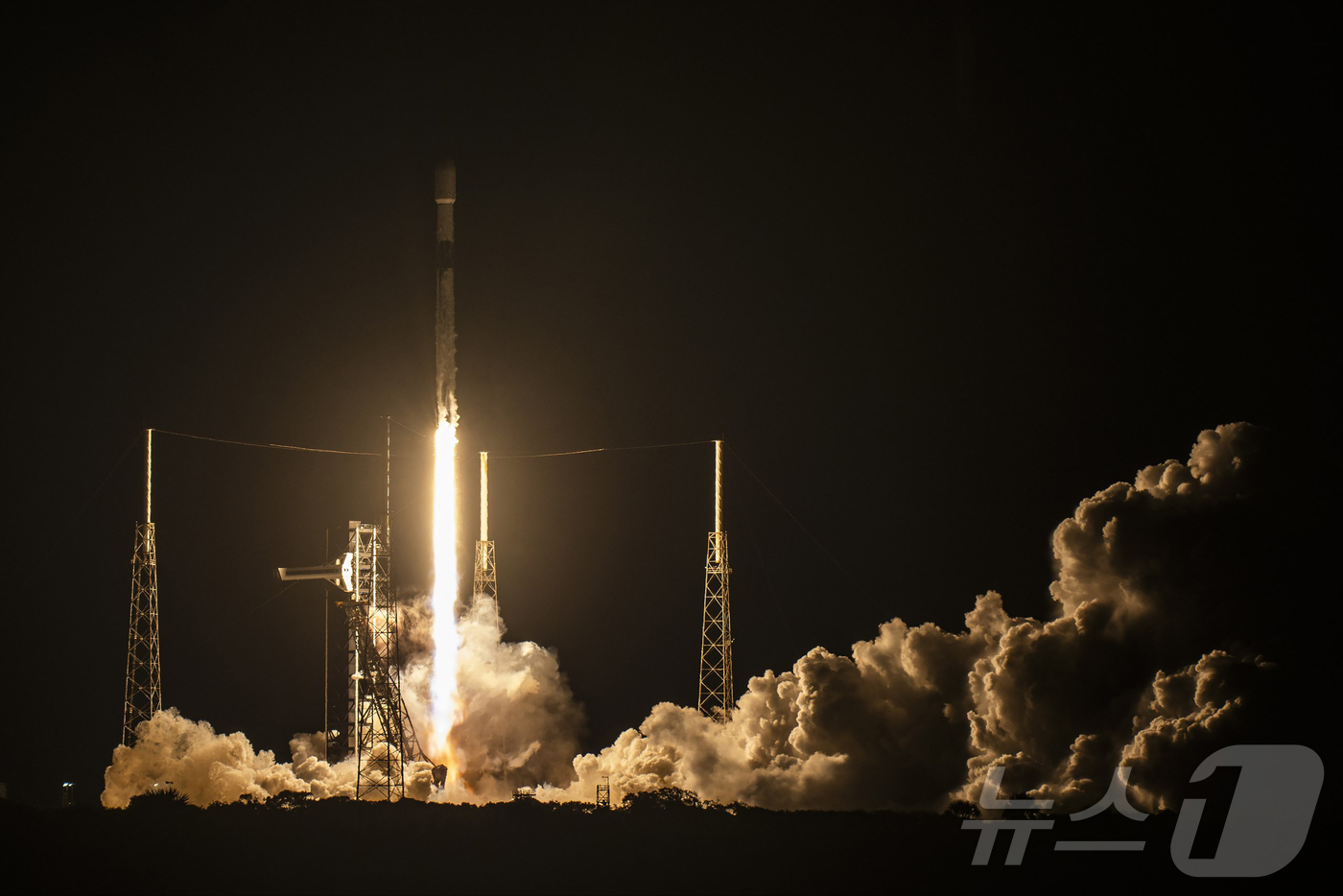 (서울=뉴스1) 김진환 기자 = 2일(한국시간) 오후 2시 9분 미국 플로리다주 케이프 커내버럴 우주군 기지에서 우리 군의 군사정찰위성 5호기가 성공적으로 발사됐다.이번에 발사된 …