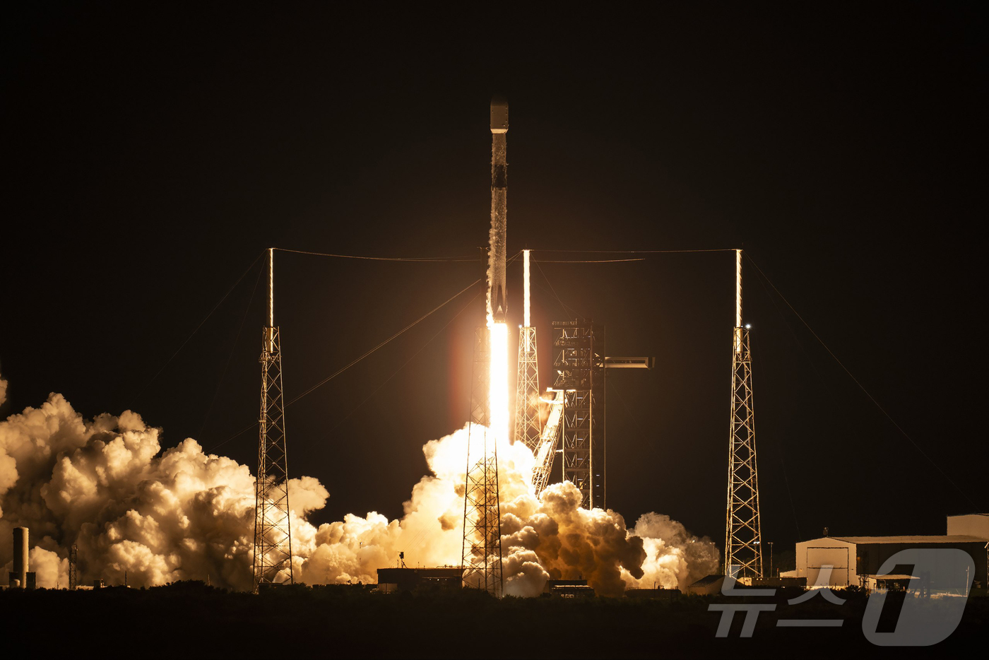 (서울=뉴스1) 김진환 기자 = 2일(한국시간) 오후 2시 9분 미국 플로리다주 케이프 커내버럴 우주군 기지에서 우리 군의 군사정찰위성 5호기가 성공적으로 발사됐다.이번에 발사된 …