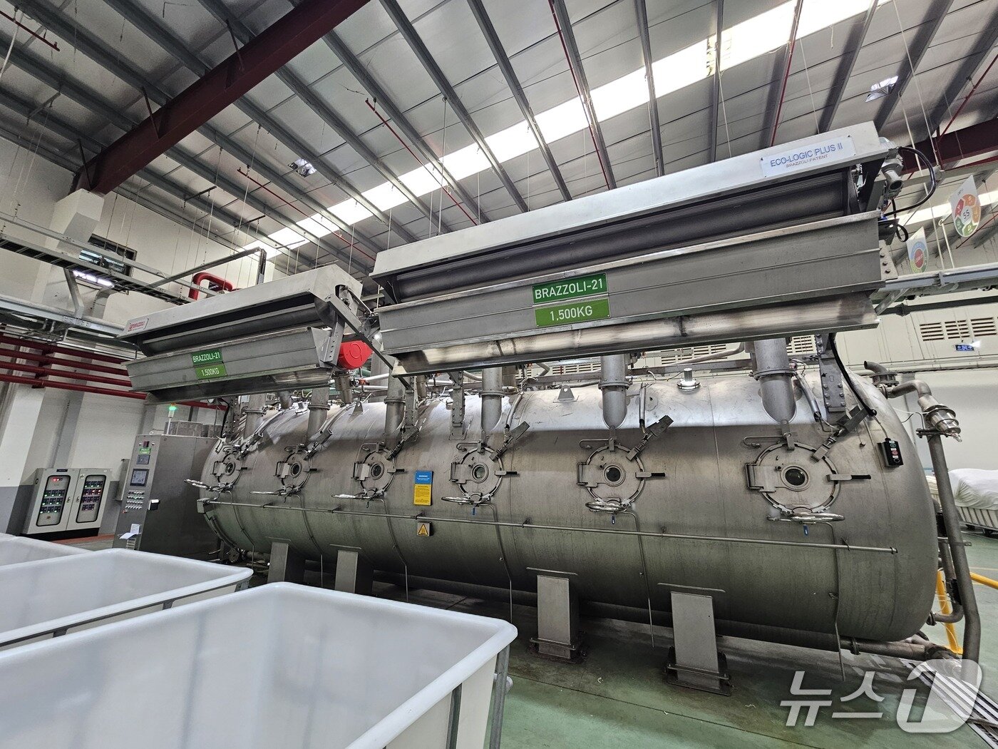 본문 이미지 - 친환경 염색기 모습. 해당 기기는 대당 3억 원을 호가하며 물, 전기, 스팀 등의 사용량을 20% 정도 절감한다고 한다.ⓒ 뉴스1/김진희 기자.