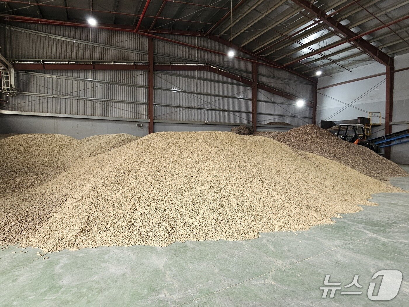 본문 이미지 - 바이오매스 연료인 왕겨가 공장 한 켠에 쌓여 있다.ⓒ 뉴스1/김진희 기자.