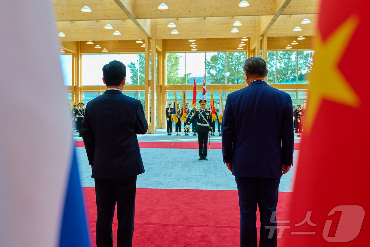 (서울=뉴스1) 이재명 기자 = 이재명 대통령과 시진핑 중국 국가주석이 지난 1일 경북 경주시 경주박물관에서 열린 공식 환영식에서 의장대를 사열하고 있다. (이재명 대통령 SNS. …