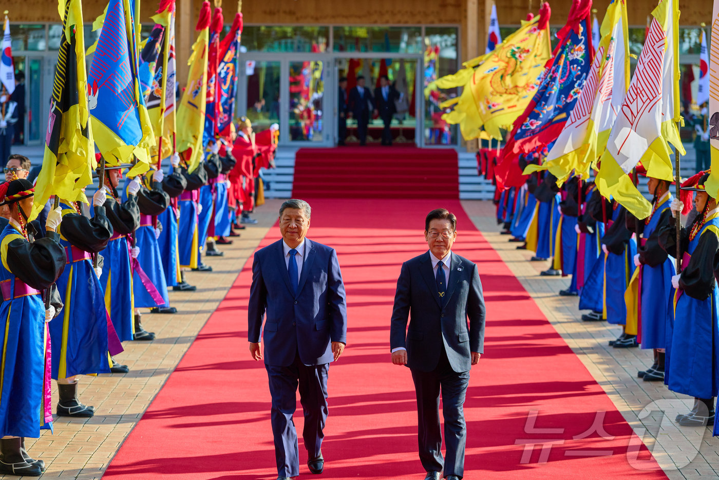 (서울=뉴스1) 이재명 기자 = 이재명 대통령과 시진핑 중국 국가주석이 지난 1일 경북 경주시 경주박물관에서 함께 발걸음을 옮기고 있다. (이재명 대통령 SNS. 재판매 및 DB …