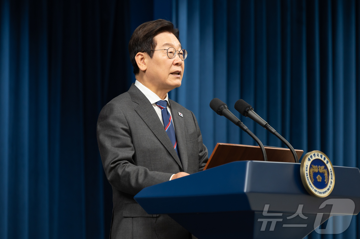 (서울=뉴스1) 이재명 기자 = 이재명 대통령과 로렌스 웡 싱가포르 총리가 2일 서울 용산 대통령실 청사에서 공동언론발표를 하고 있다. (대통령실 제공. 재판매 및 DB 금지) …