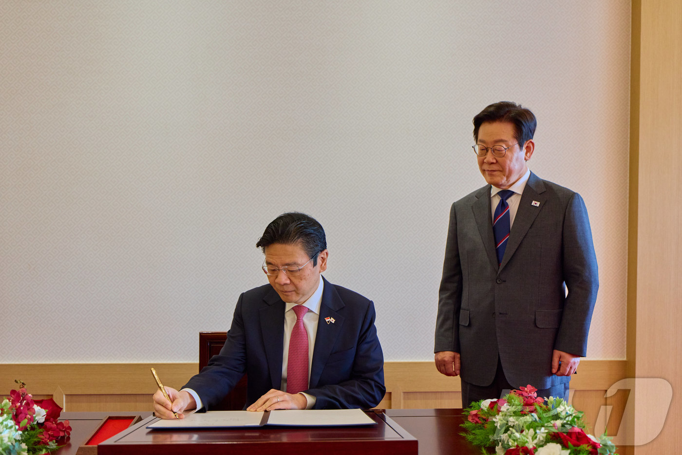 (서울=뉴스1) 이재명 기자 = 이재명 대통령이 2일 한-싱가포르 정상회담이 열리는 서울 용산 대통령실에서 로렌스 웡 싱가포르 총리가 방명록 작성하는 모습을 지켜보고 있다. (대통 …
