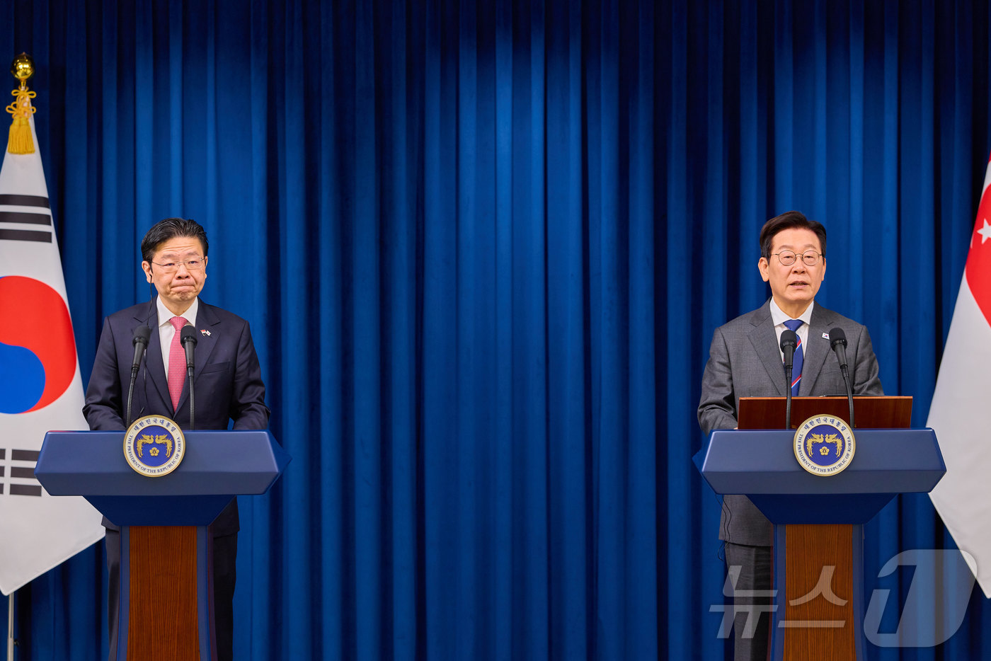 (서울=뉴스1) 이재명 기자 = 이재명 대통령과 로렌스 웡 싱가포르 총리가 2일 서울 용산 대통령실 청사에서 공동언론발표를 하고 있다. (대통령실 제공. 재판매 및 DB 금지) …