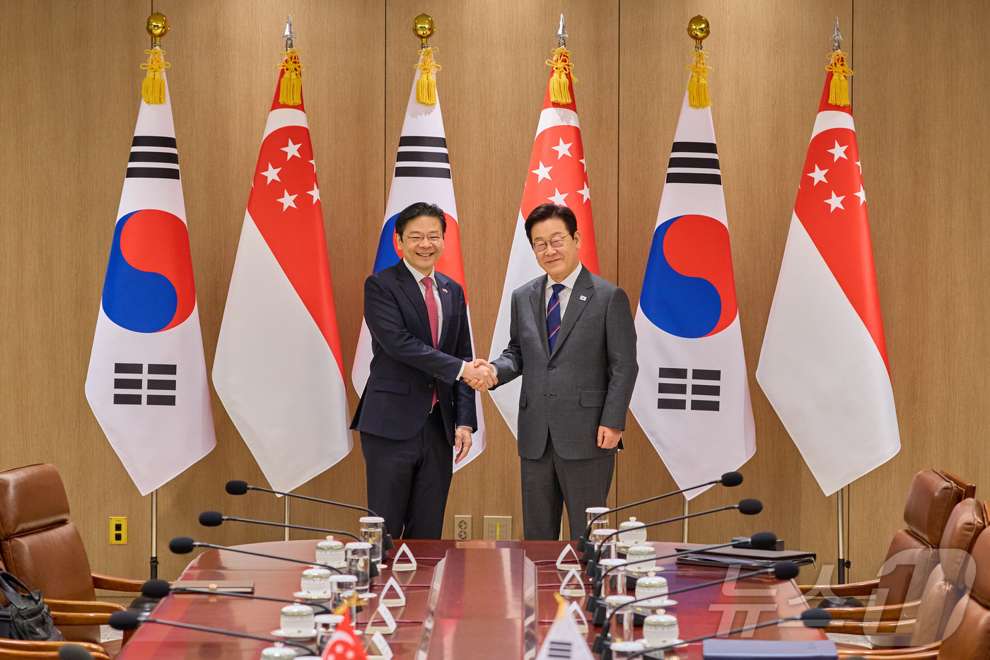 (서울=뉴스1) 이재명 기자 = 이재명 대통령과 로렌스 웡 싱가포르 총리가 2일 서울 용산 대통령실 청사에서 한-싱가포르 정상회담 기념촬영을 하고 있다. (대통령실 제공. 재판매 …